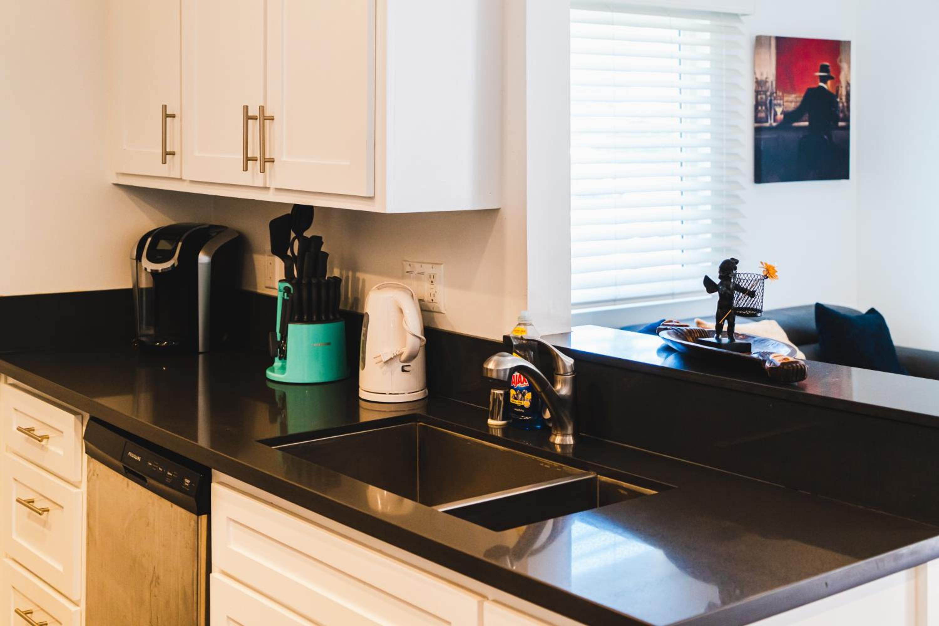 Chic Cozy One Bedroom Close to Downtown LA With Gated Parking