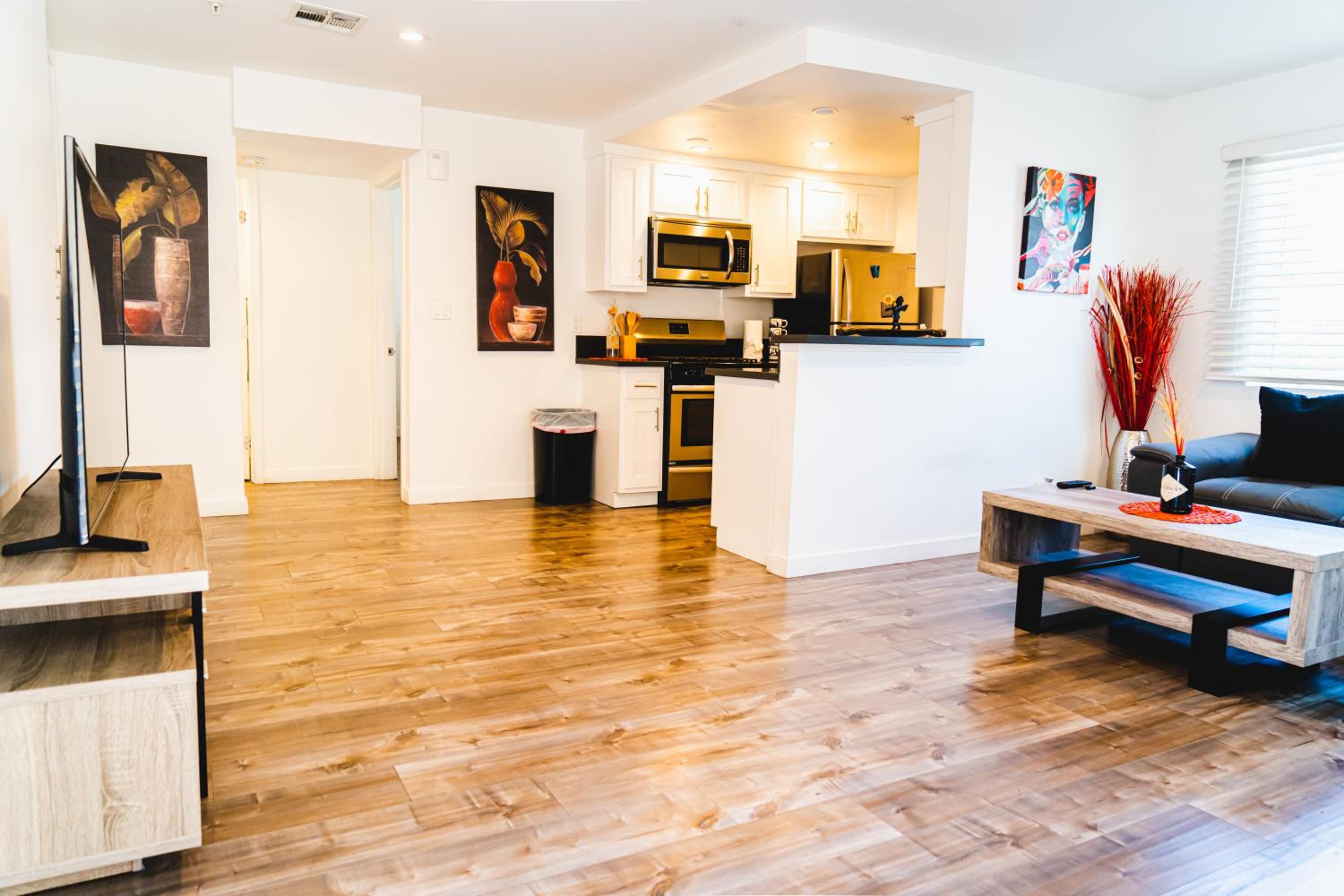 Chic Cozy One Bedroom Close to Downtown LA With Gated Parking