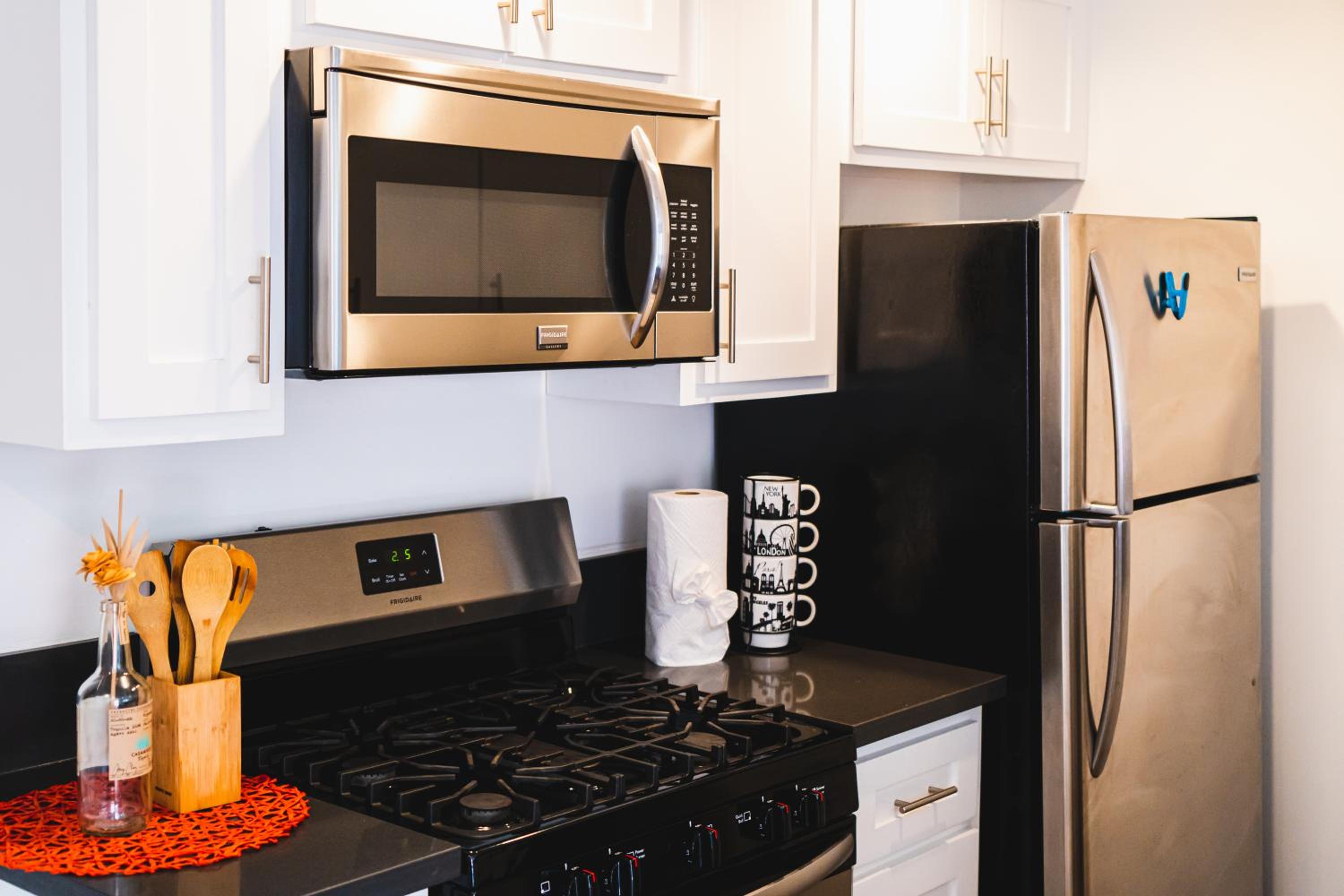 Chic Cozy One Bedroom Close to Downtown LA With Gated Parking