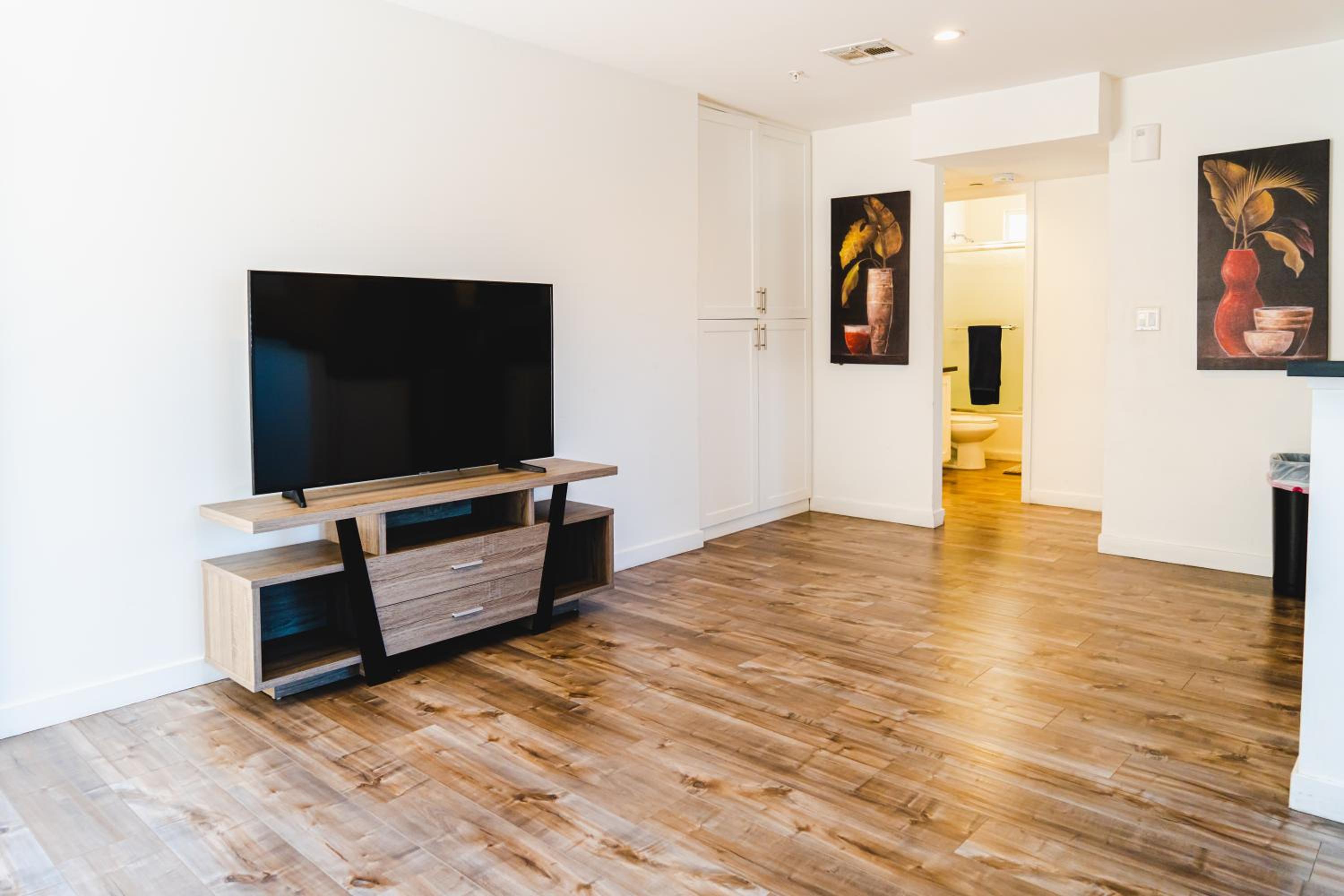 Chic Cozy One Bedroom Close to Downtown LA With Gated Parking