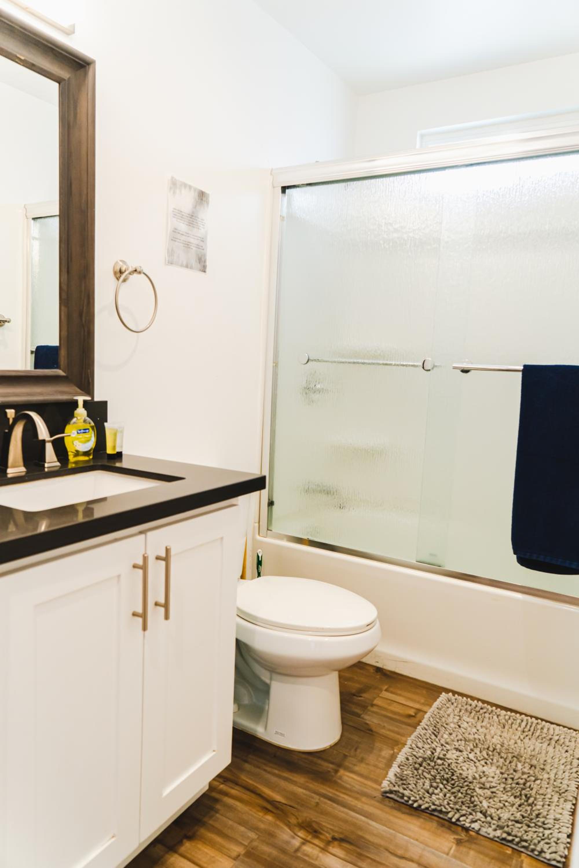 Chic Cozy One Bedroom Close to Downtown LA With Gated Parking