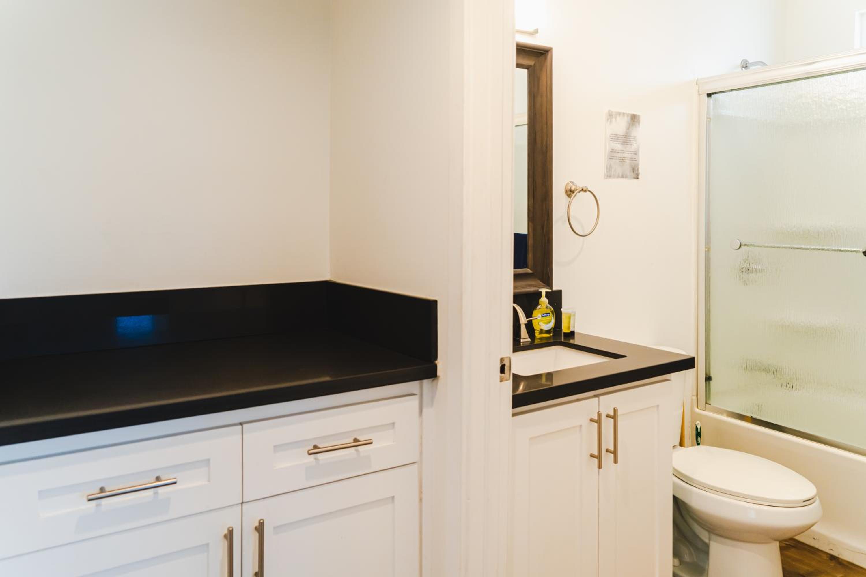 Chic Cozy One Bedroom Close to Downtown LA With Gated Parking