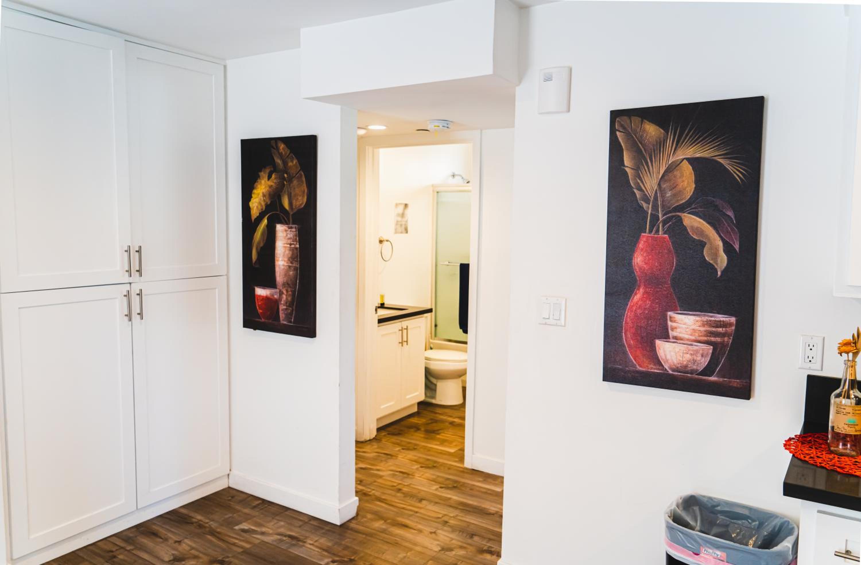 Chic Cozy One Bedroom Close to Downtown LA With Gated Parking
