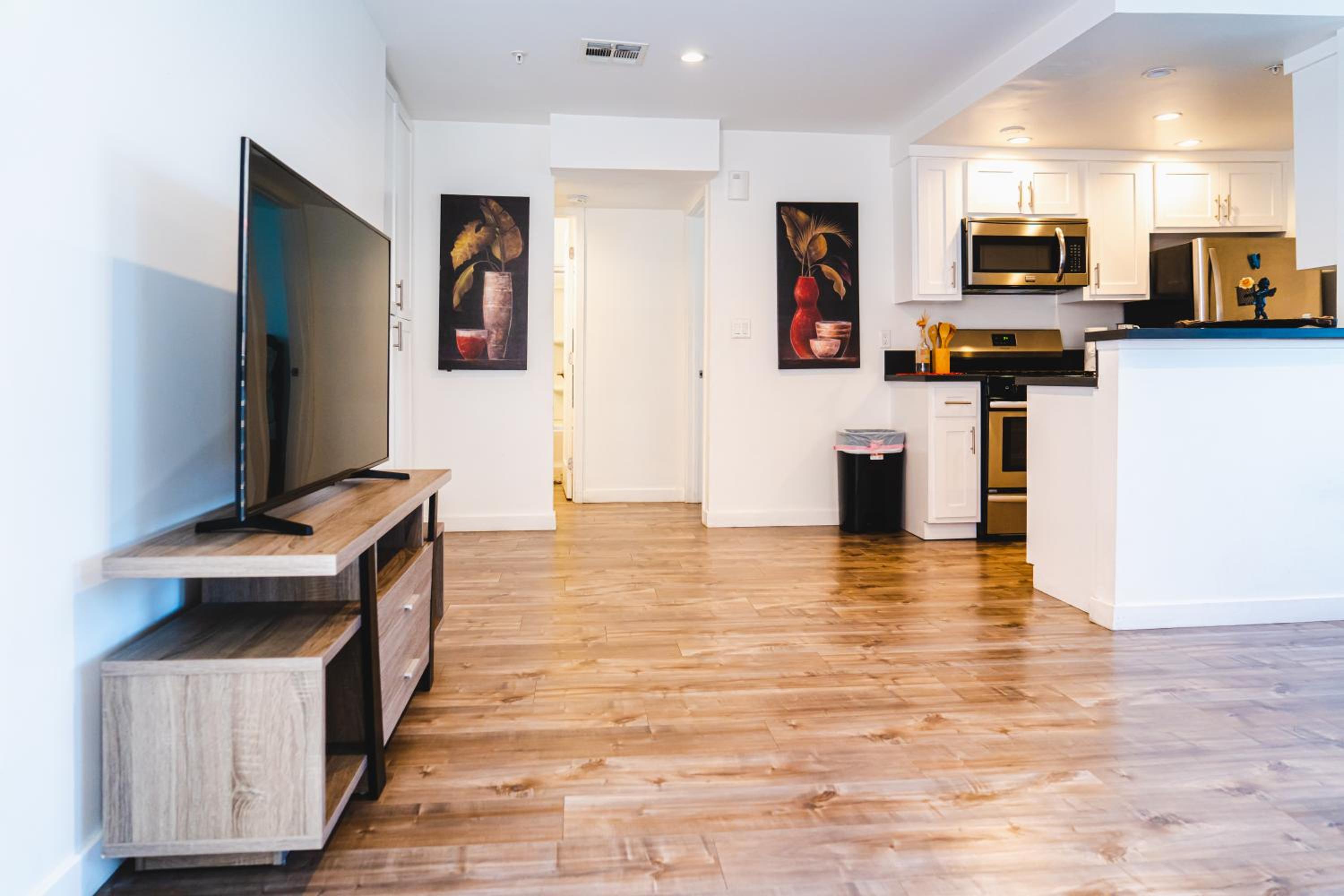 Chic Cozy One Bedroom Close to Downtown LA With Gated Parking