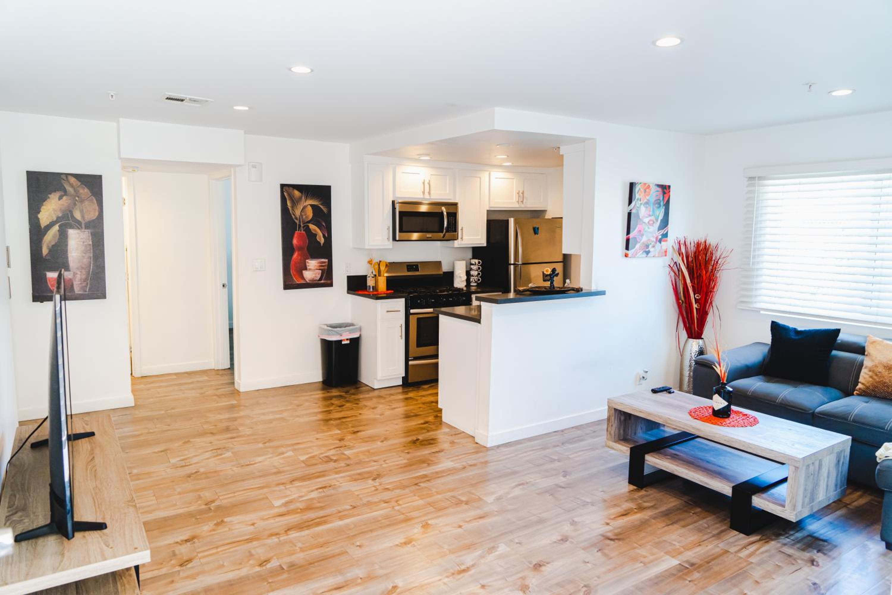 Chic Cozy One Bedroom Close to Downtown LA With Gated Parking