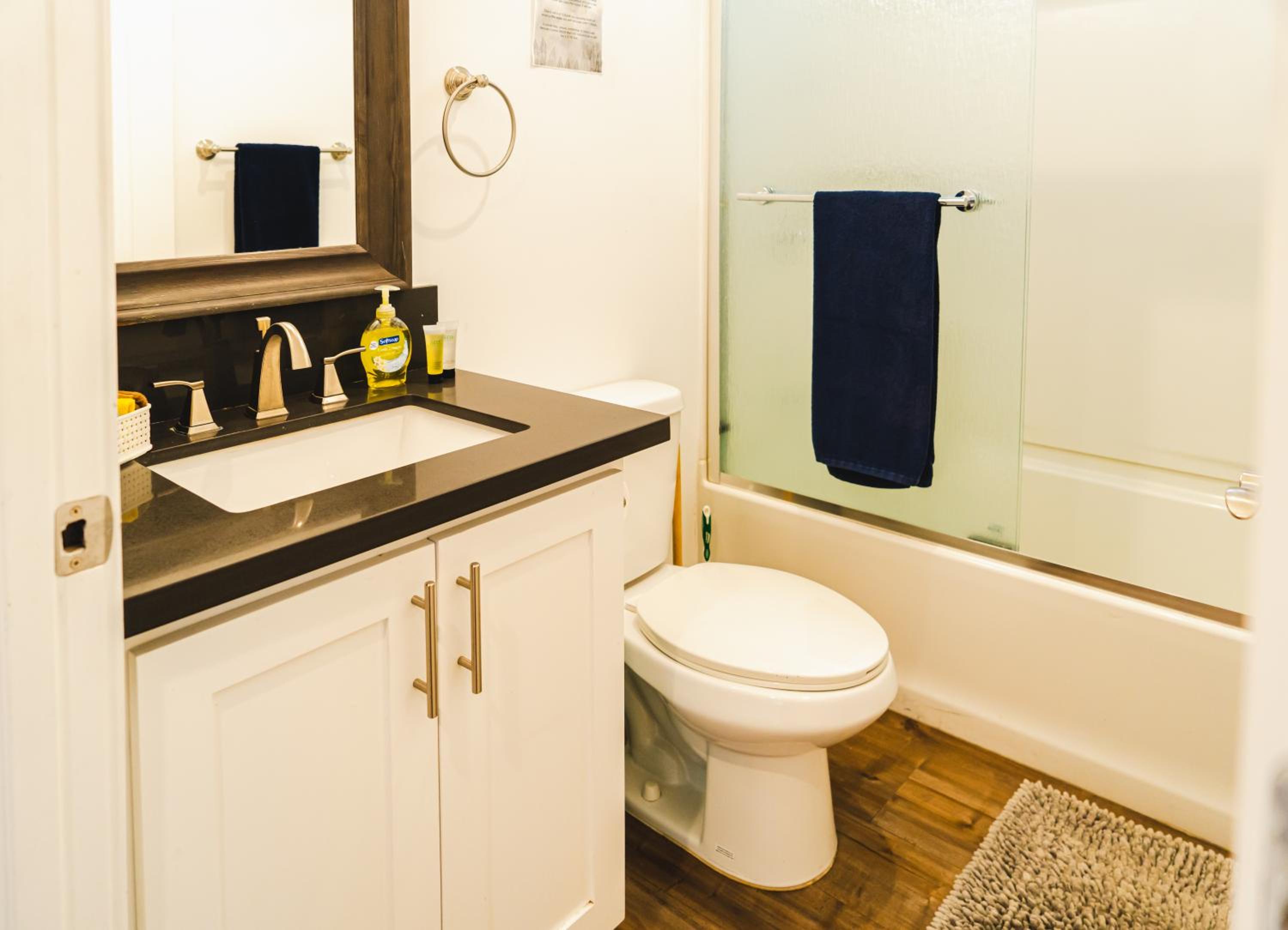 Chic Cozy One Bedroom Close to Downtown LA With Gated Parking