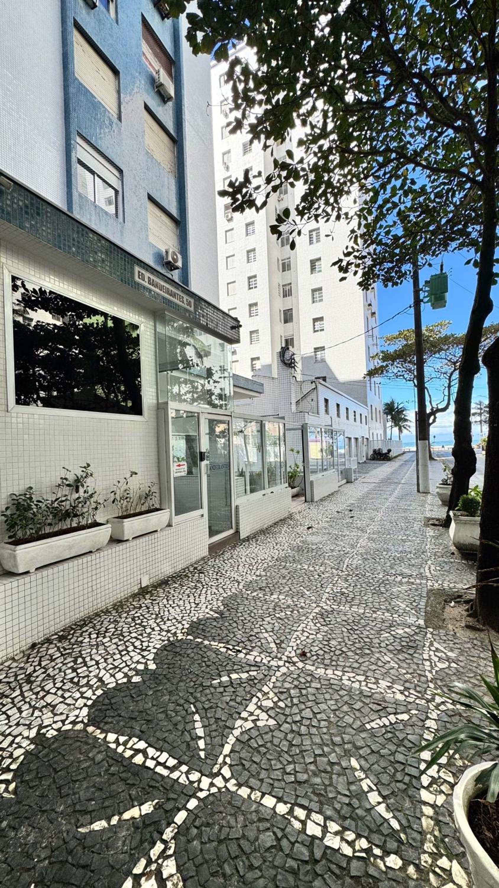 Studio 102 Pitangueiras no térreo - ar condicionado - na quadra da praia!