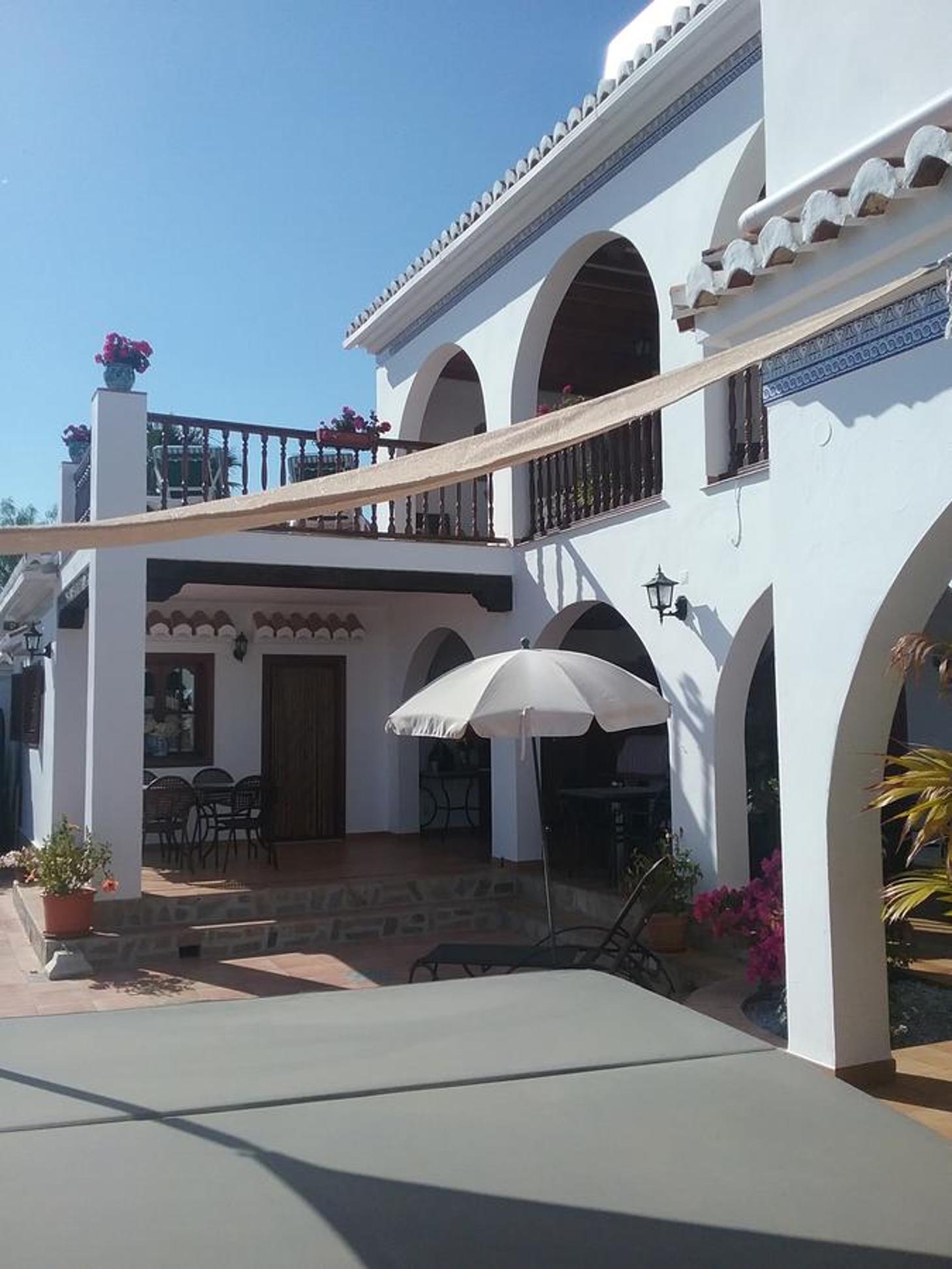 Casa Roble B&B