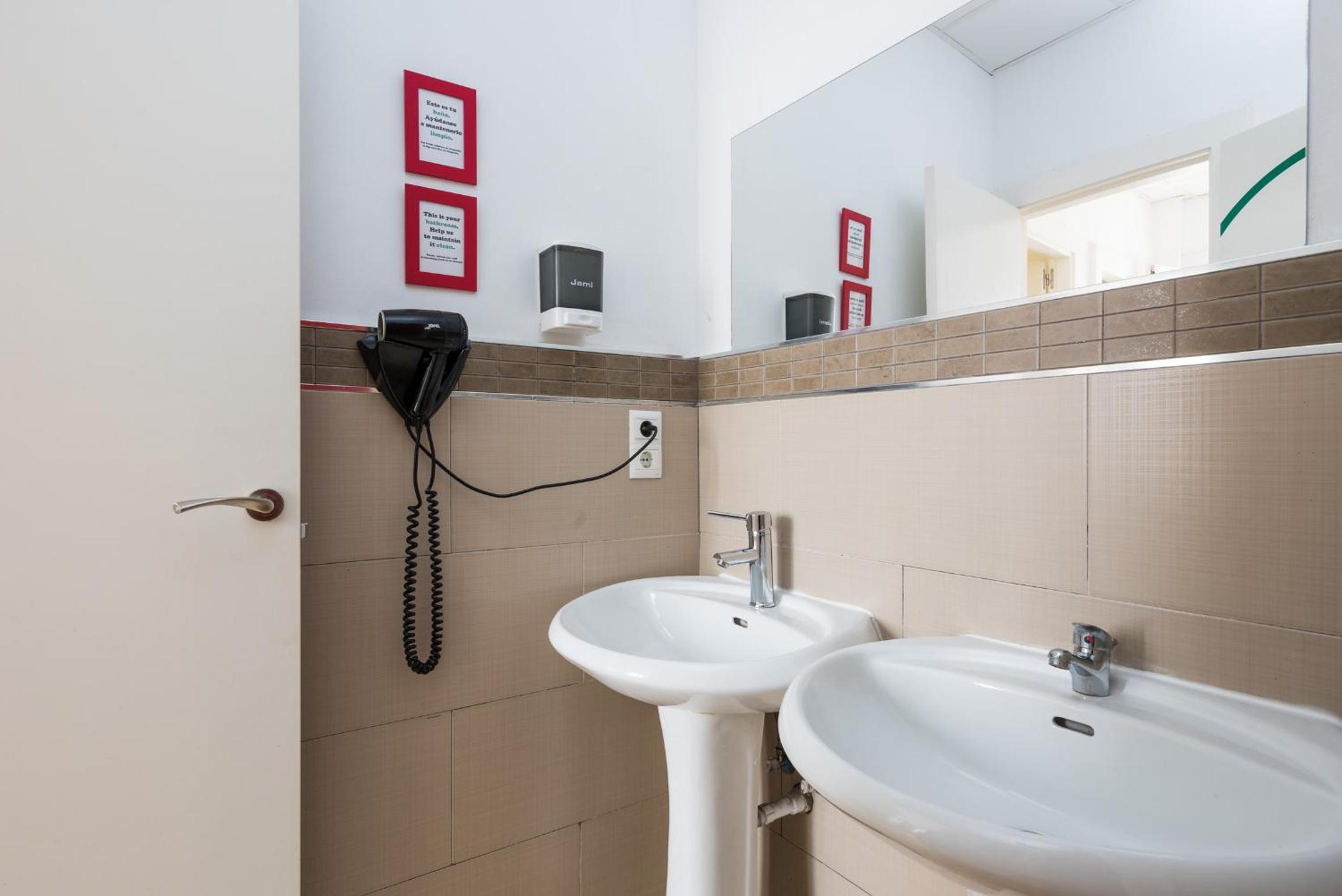 Feel Hostels City Center