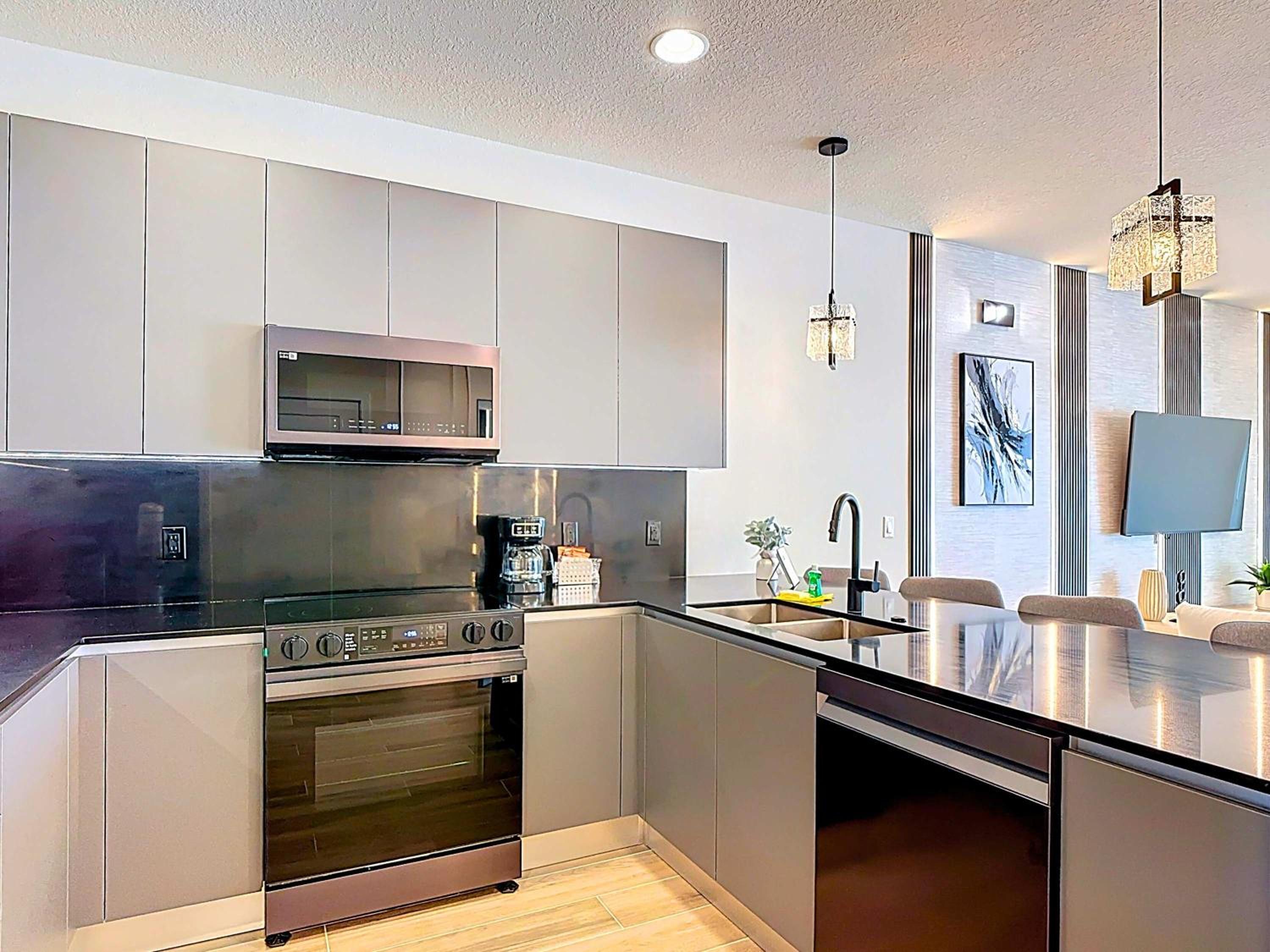 Spacious 3BR with Clubhouses and Splash Fun