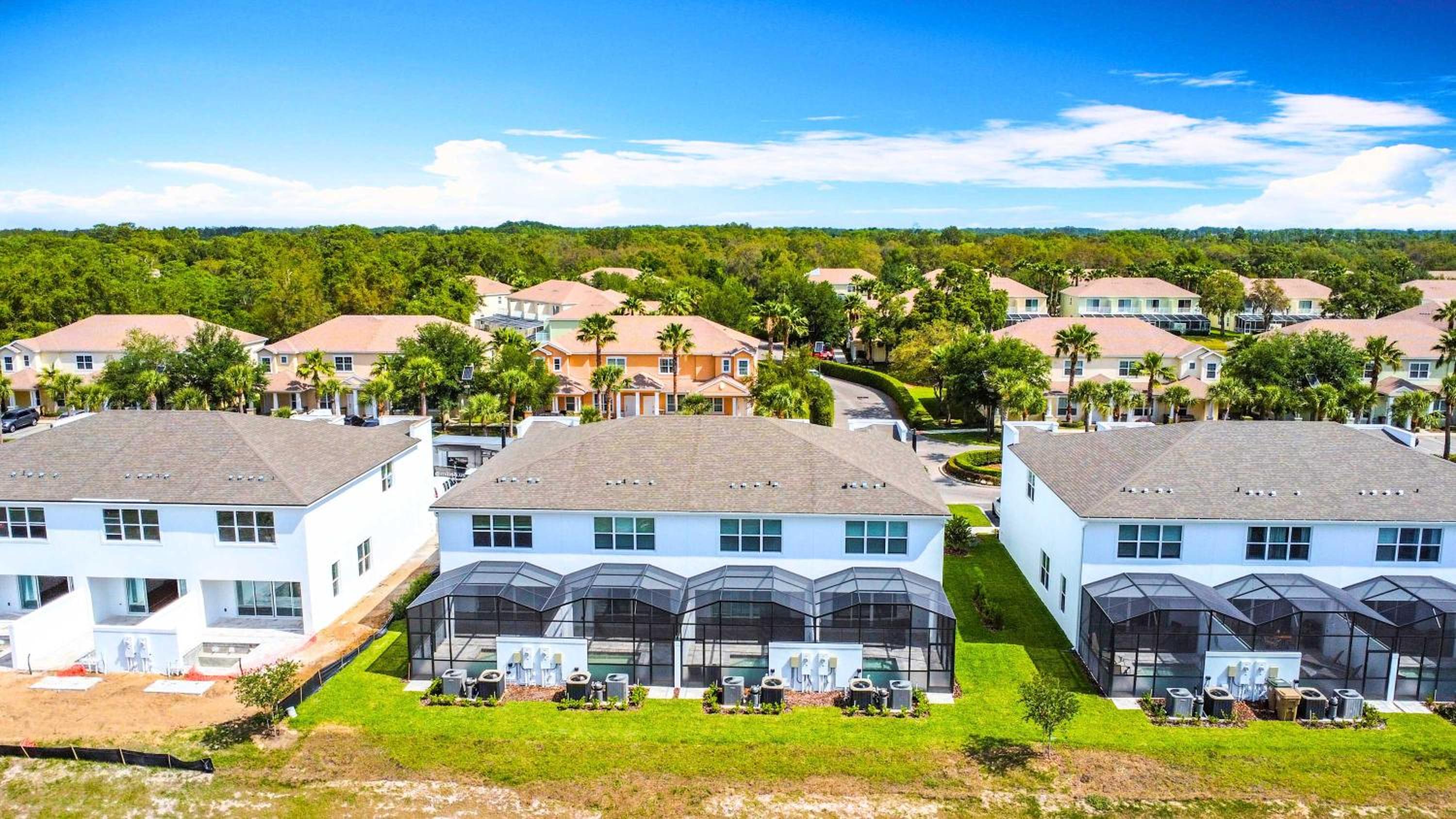 Spacious 3BR with Clubhouses and Splash Fun
