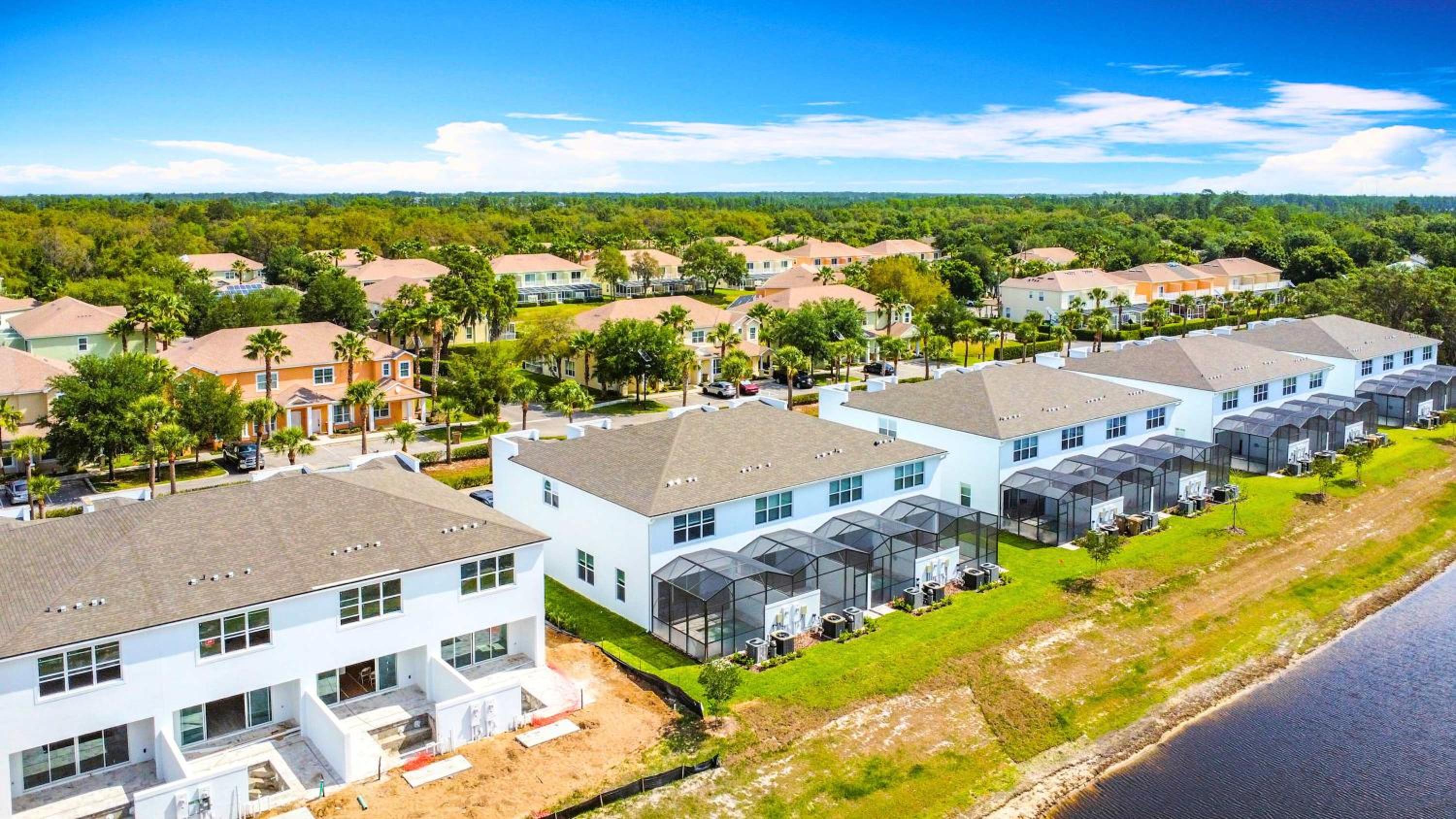 Spacious 3BR with Clubhouses and Splash Fun