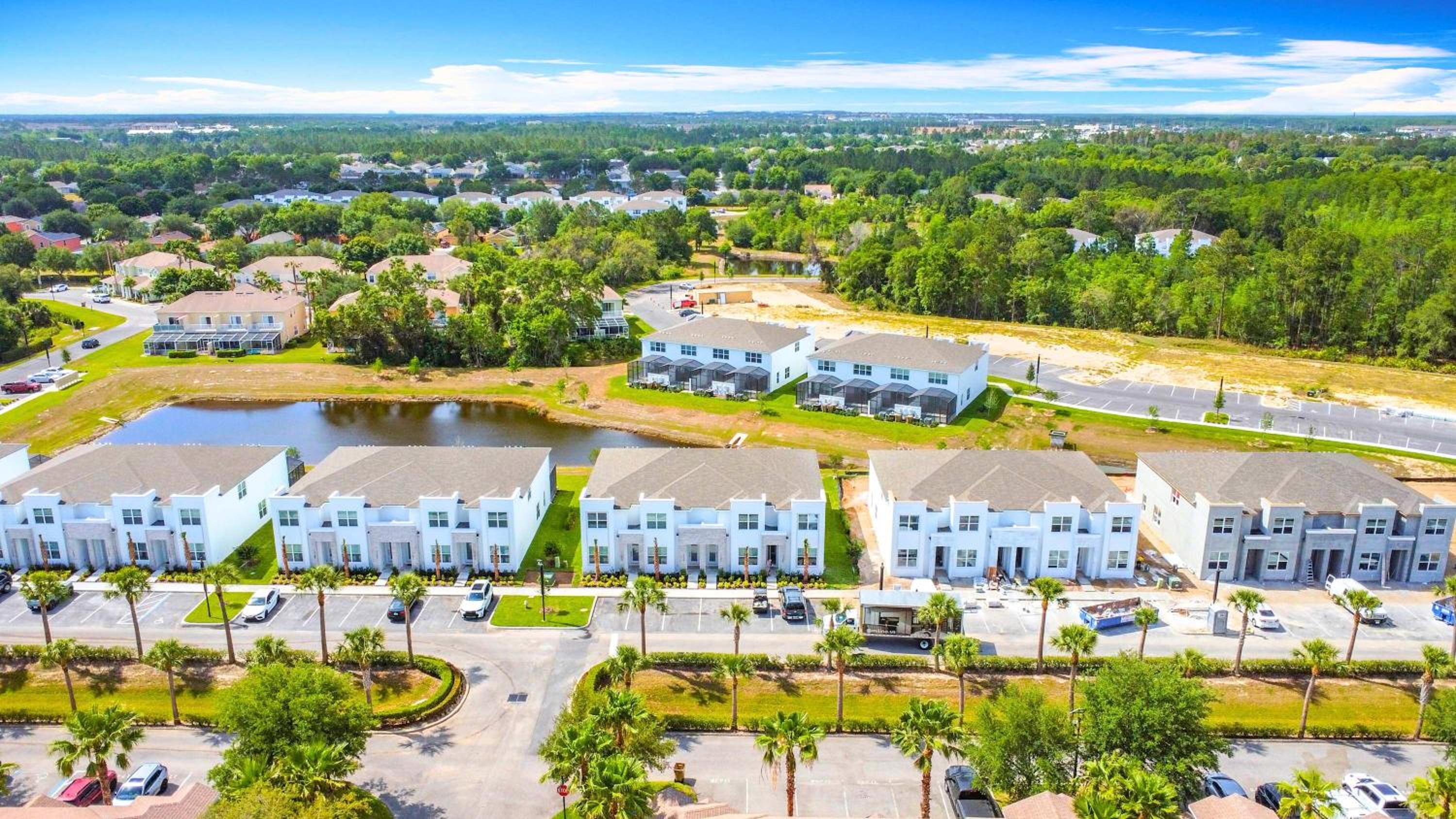 Spacious 3BR with Clubhouses and Splash Fun