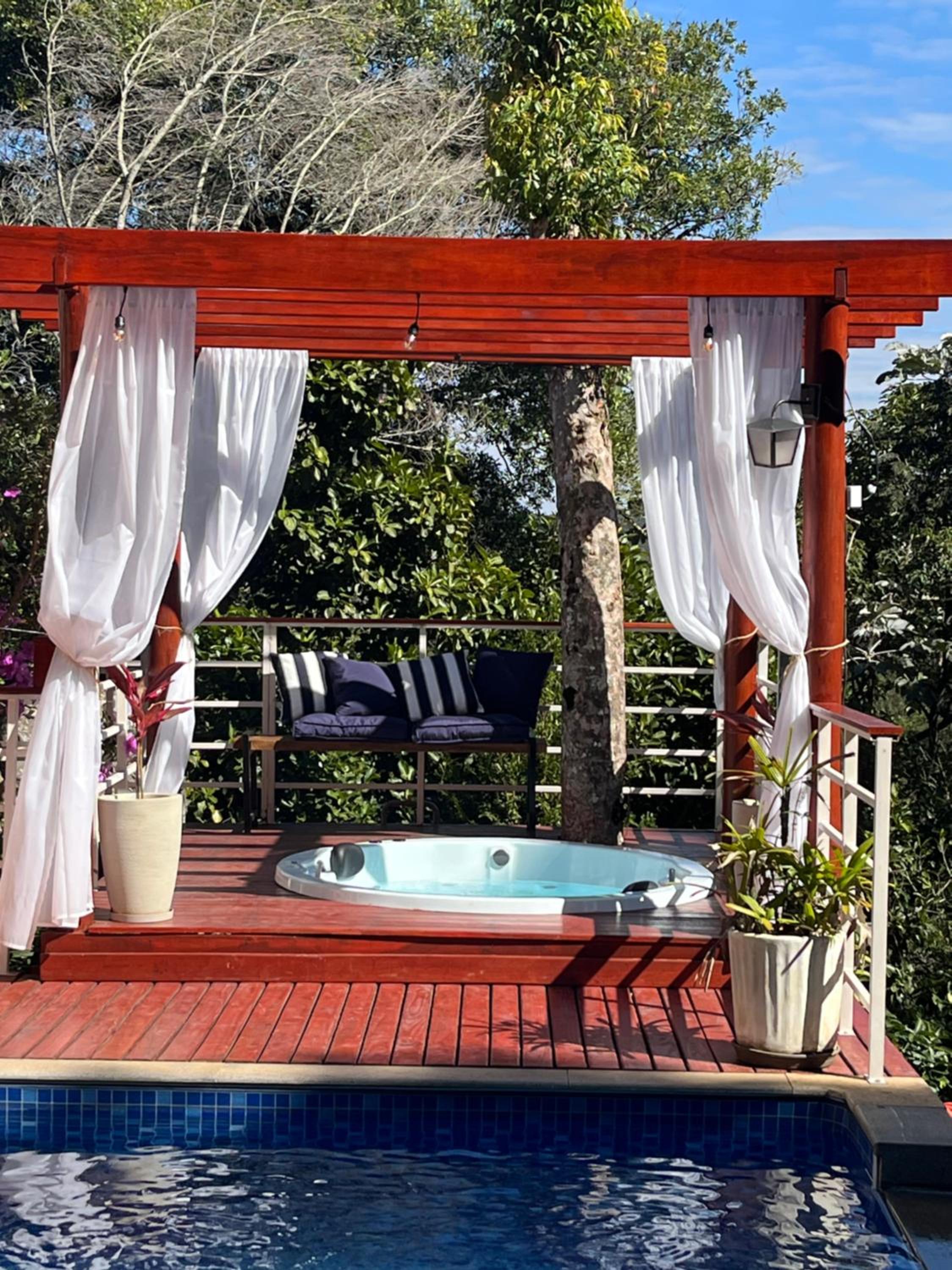 Refúgio com hidro, piscina e linda vista!