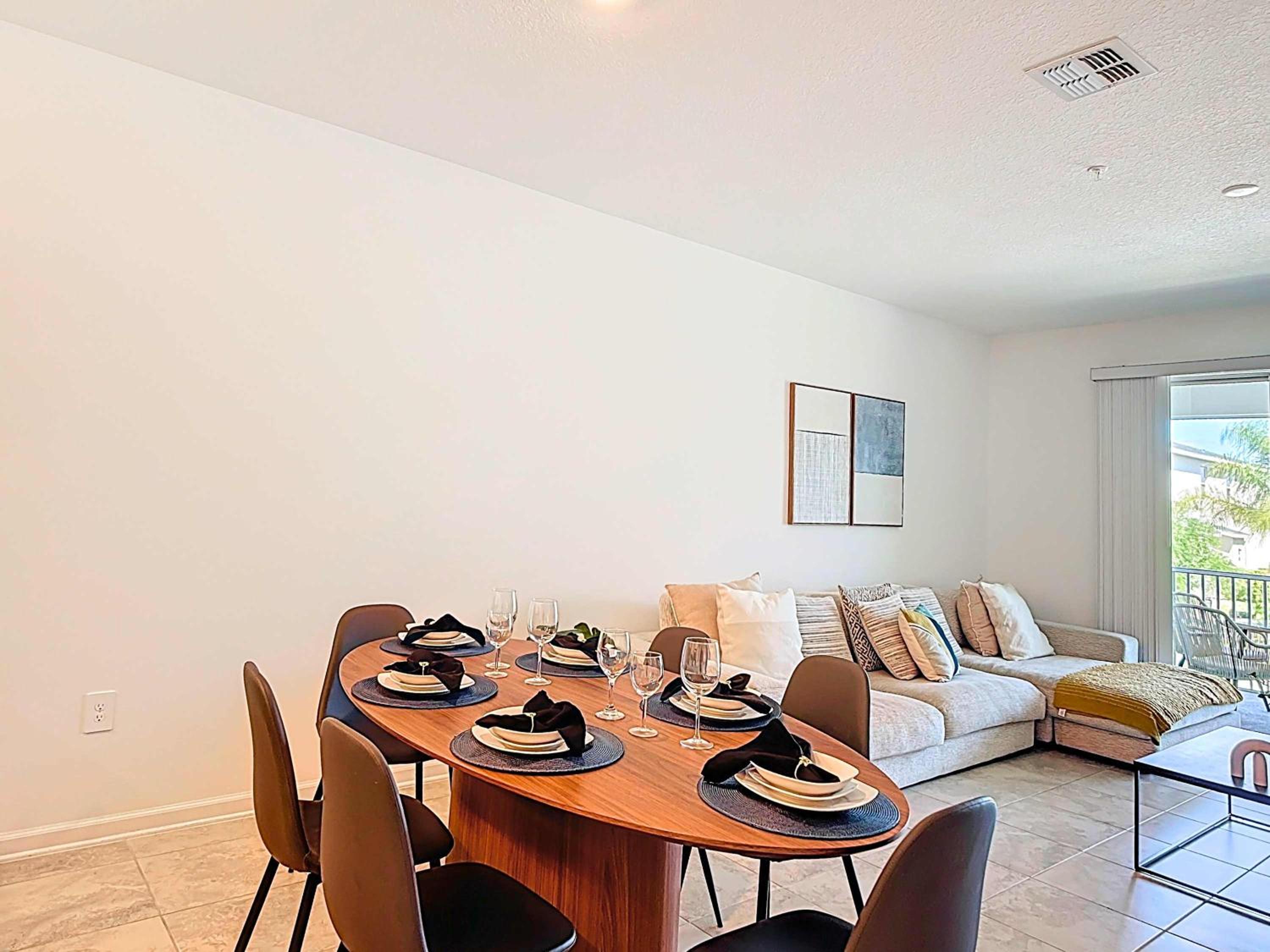 Homey Lakeview with themed Room and 2 Clubhouses