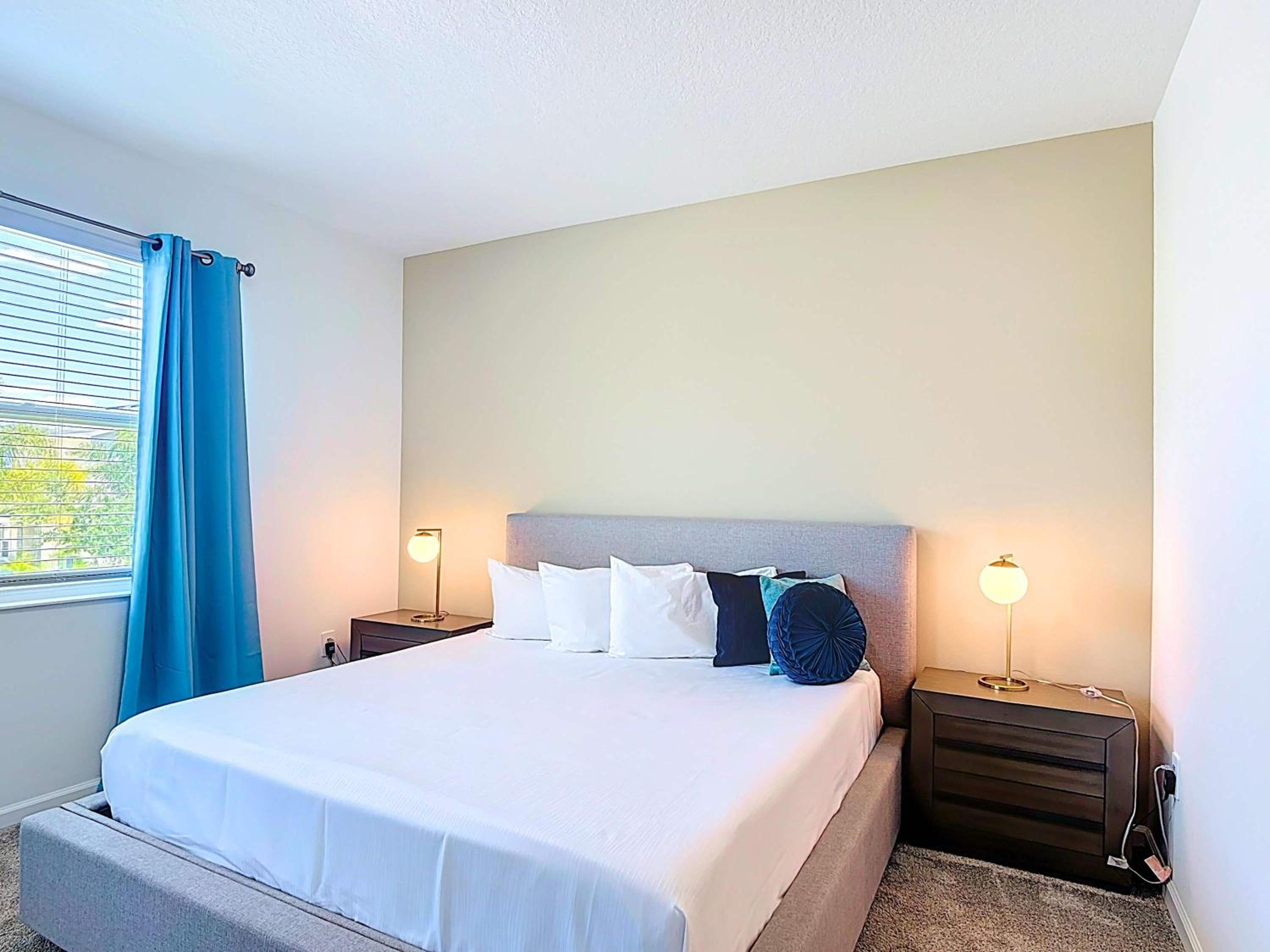Homey Lakeview with themed Room and 2 Clubhouses