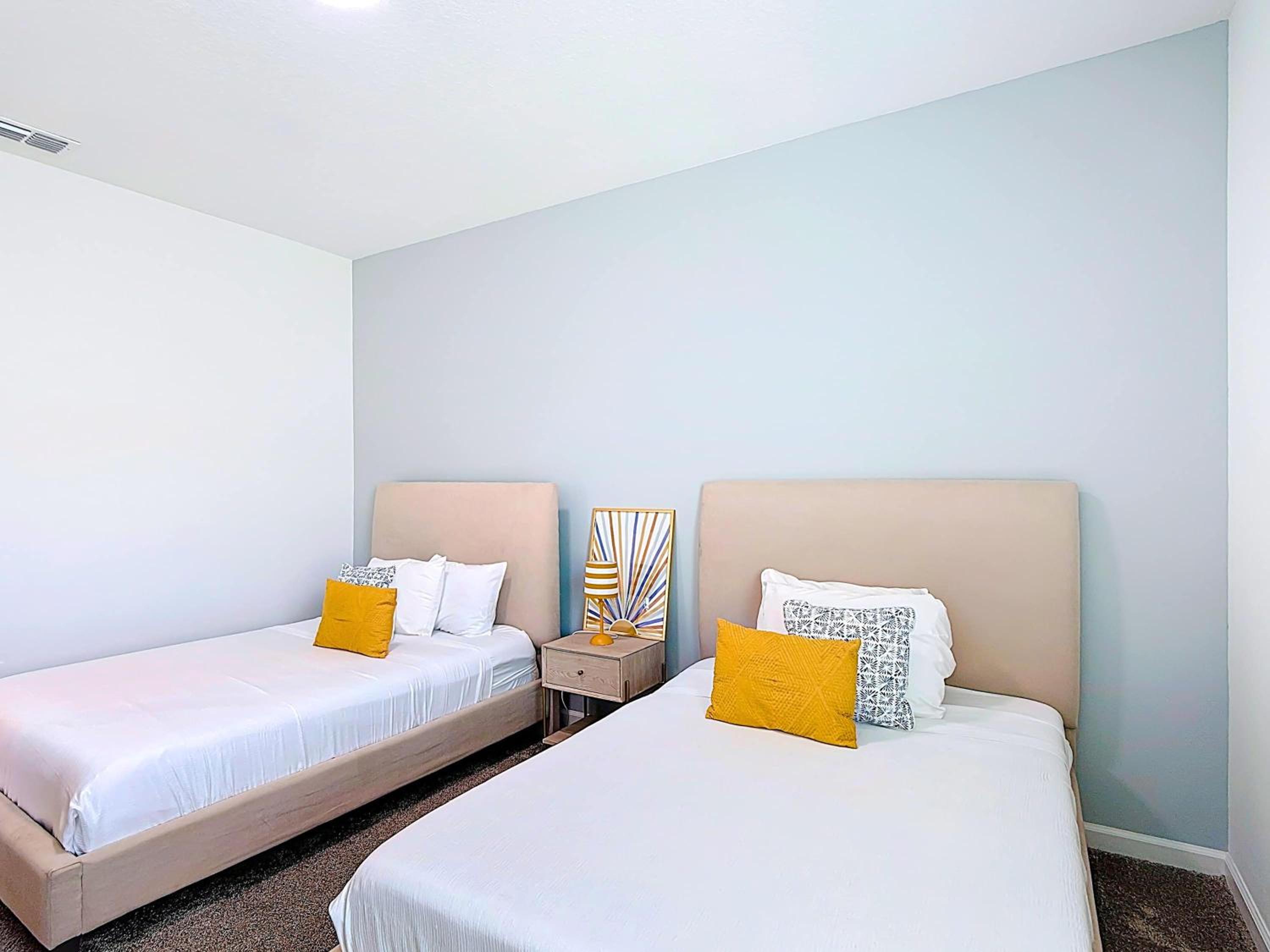 Homey Lakeview with themed Room and 2 Clubhouses