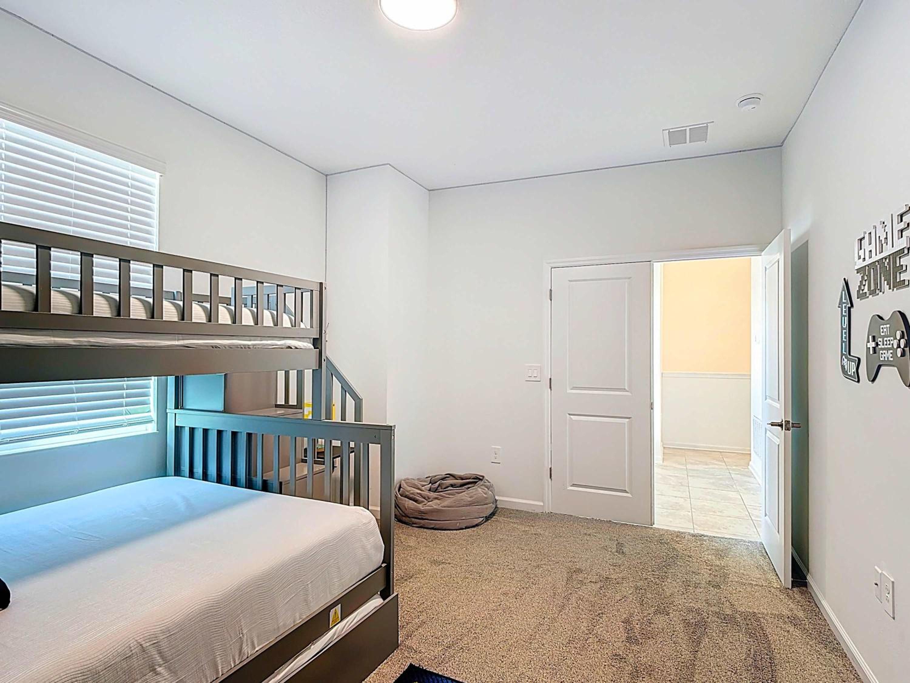 Homey Lakeview with themed Room and 2 Clubhouses