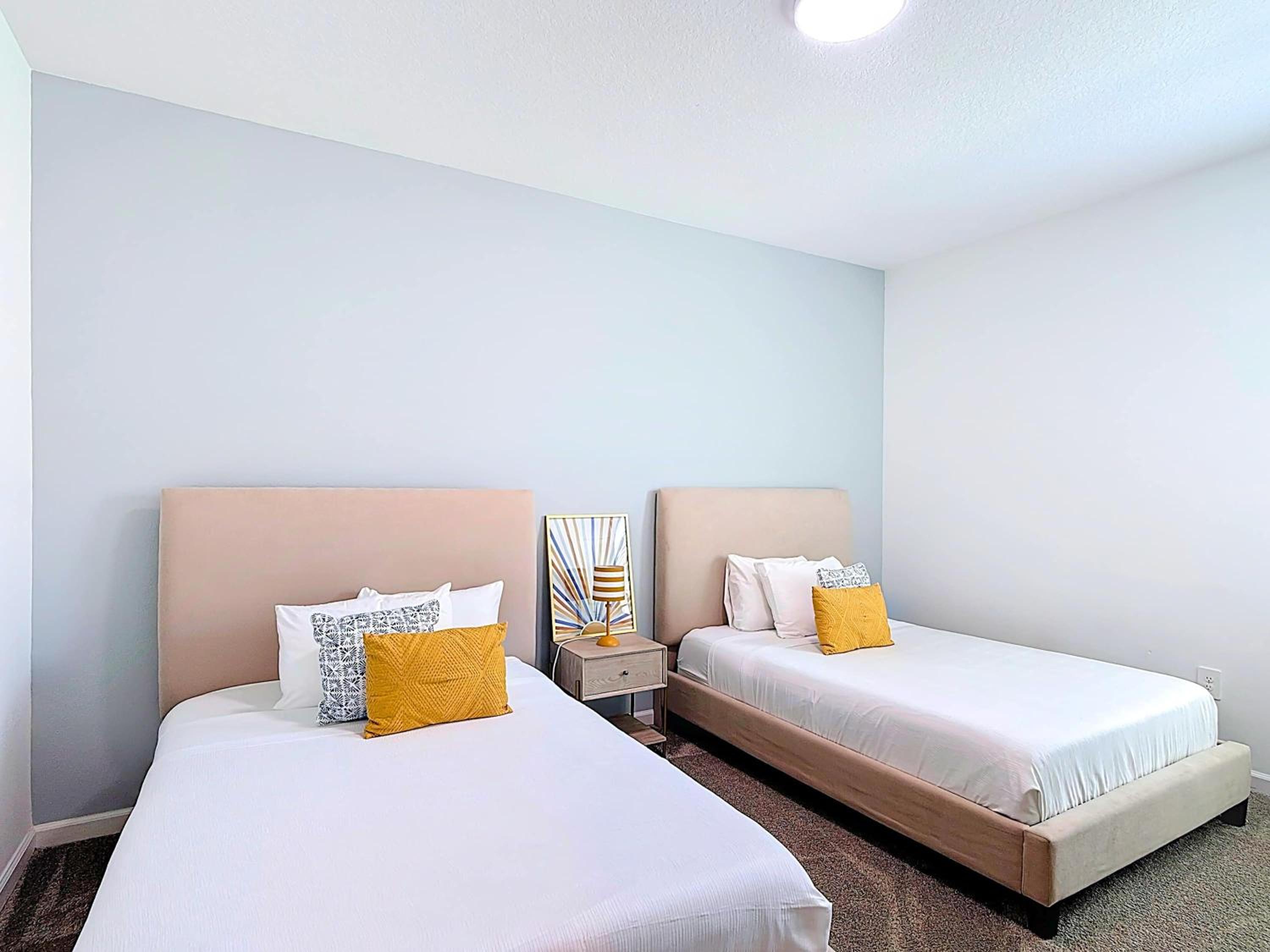Homey Lakeview with themed Room and 2 Clubhouses