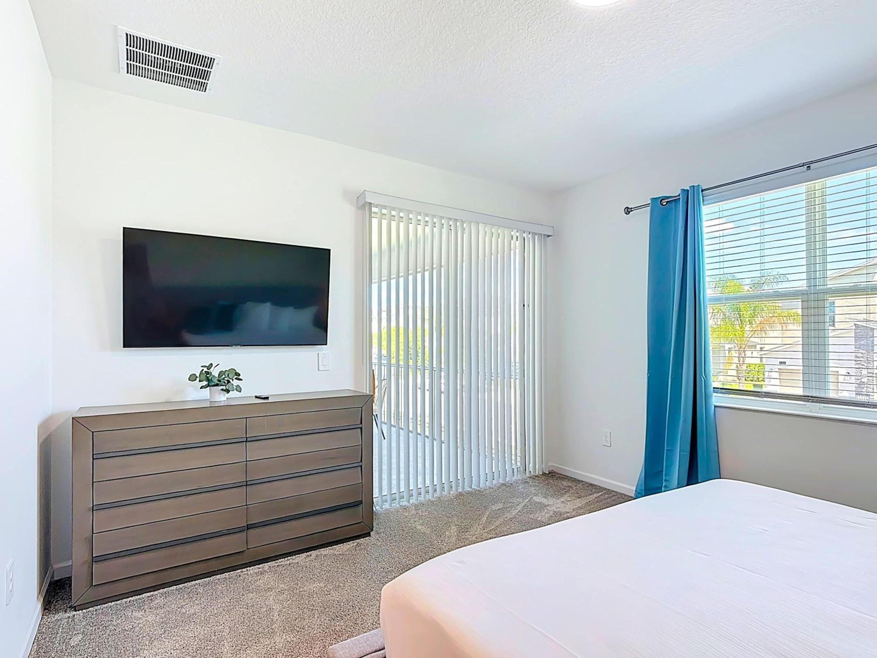 Homey Lakeview with themed Room and 2 Clubhouses