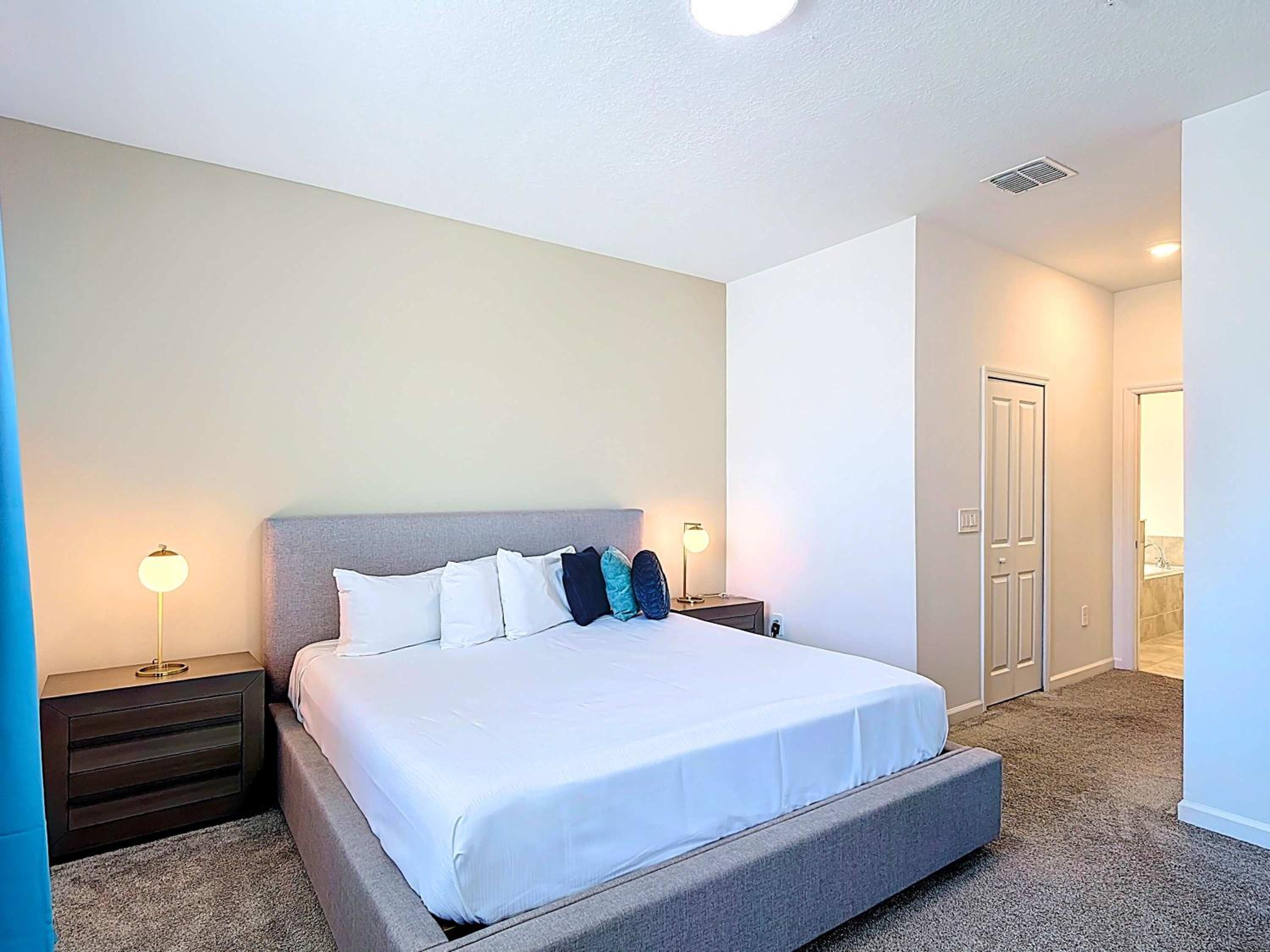 Homey Lakeview with themed Room and 2 Clubhouses