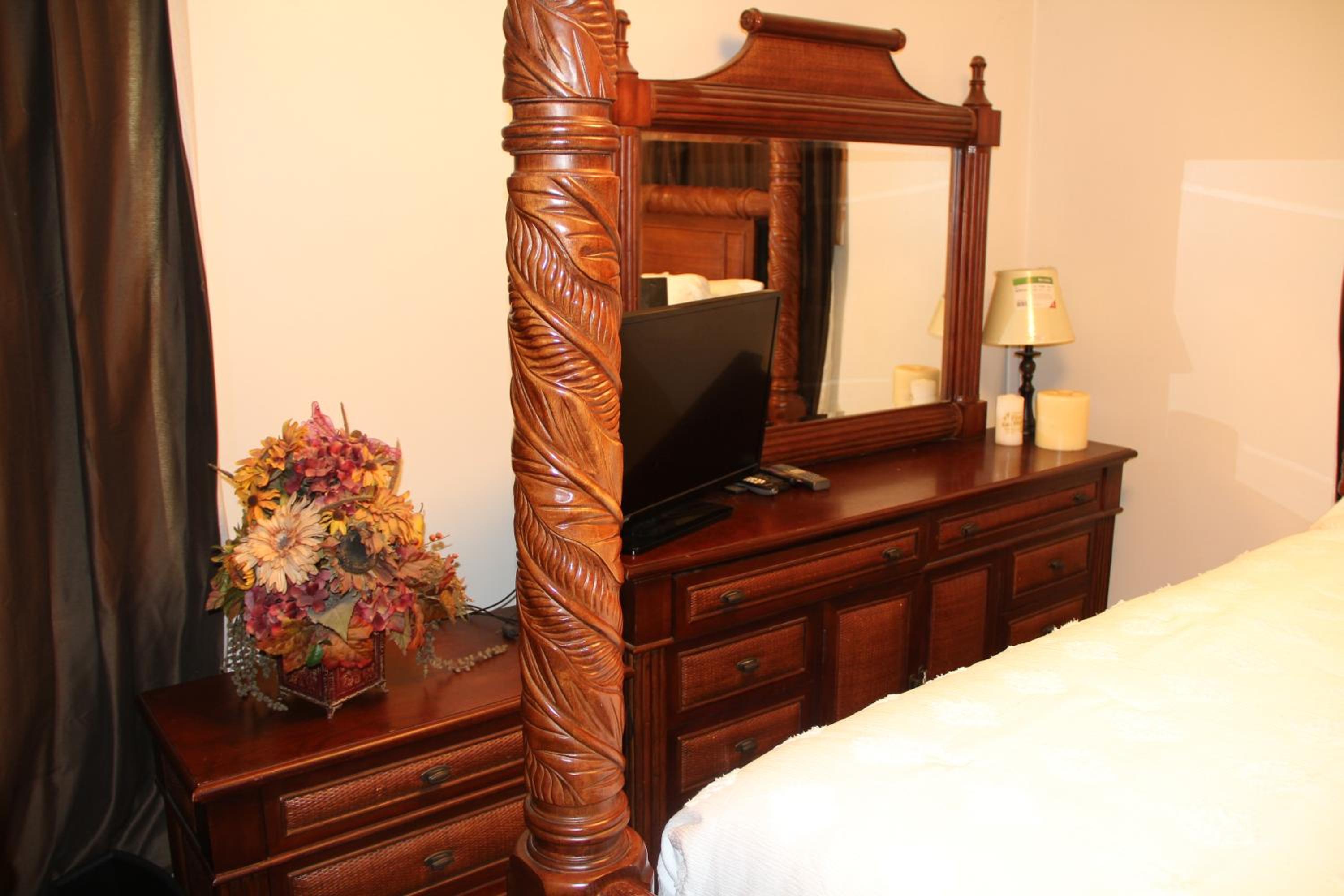 Beautiful, Cozy Stay in Oak Park, Queen Bedroom, Work Setup & Backyard Grill