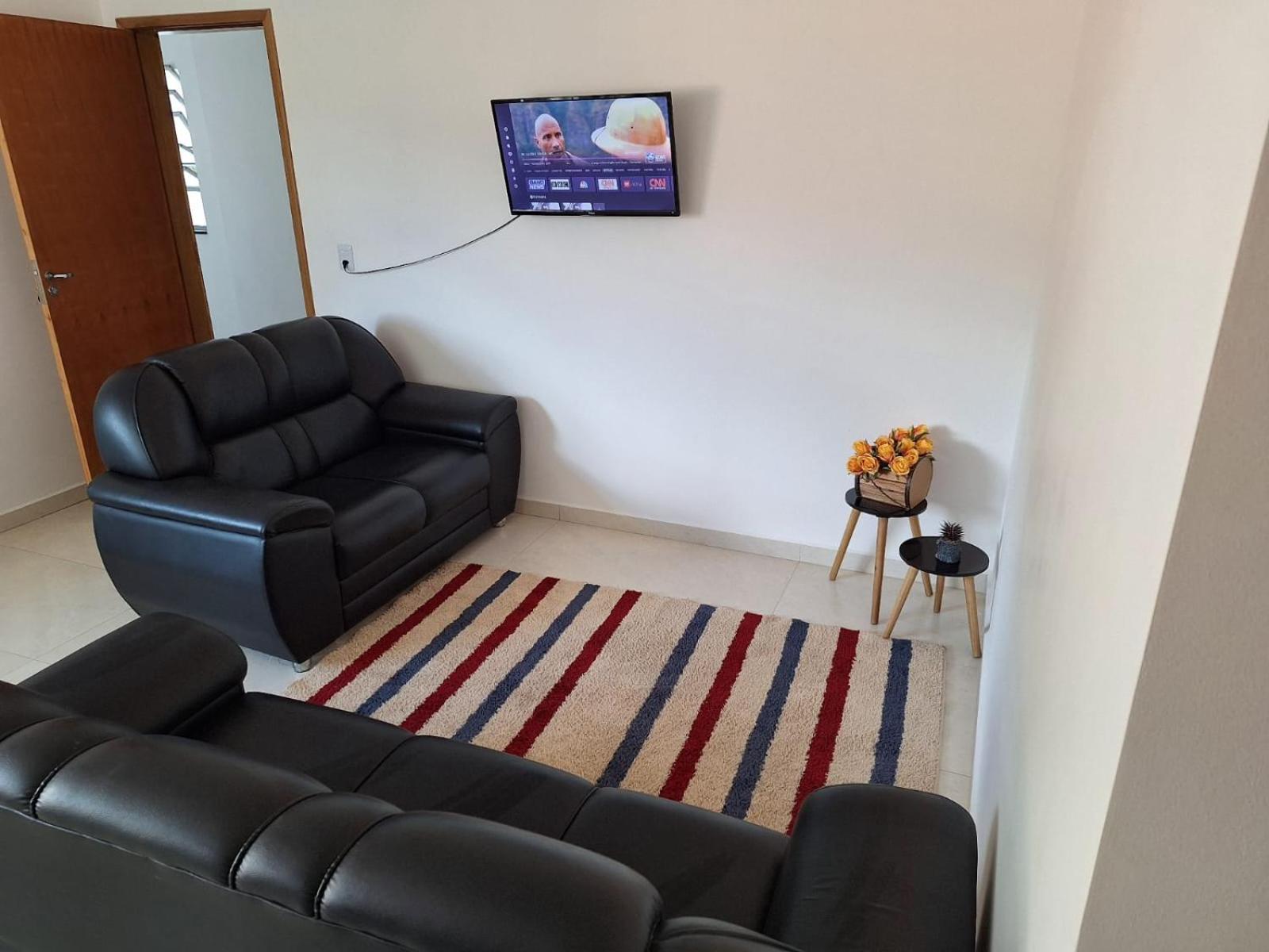Jeito Mineiro, privacidade para família e grupos -2 quartos- melhor custo-benefício, garagem, sala com cozinha integrada, aconchegante, ambiente moderno e 