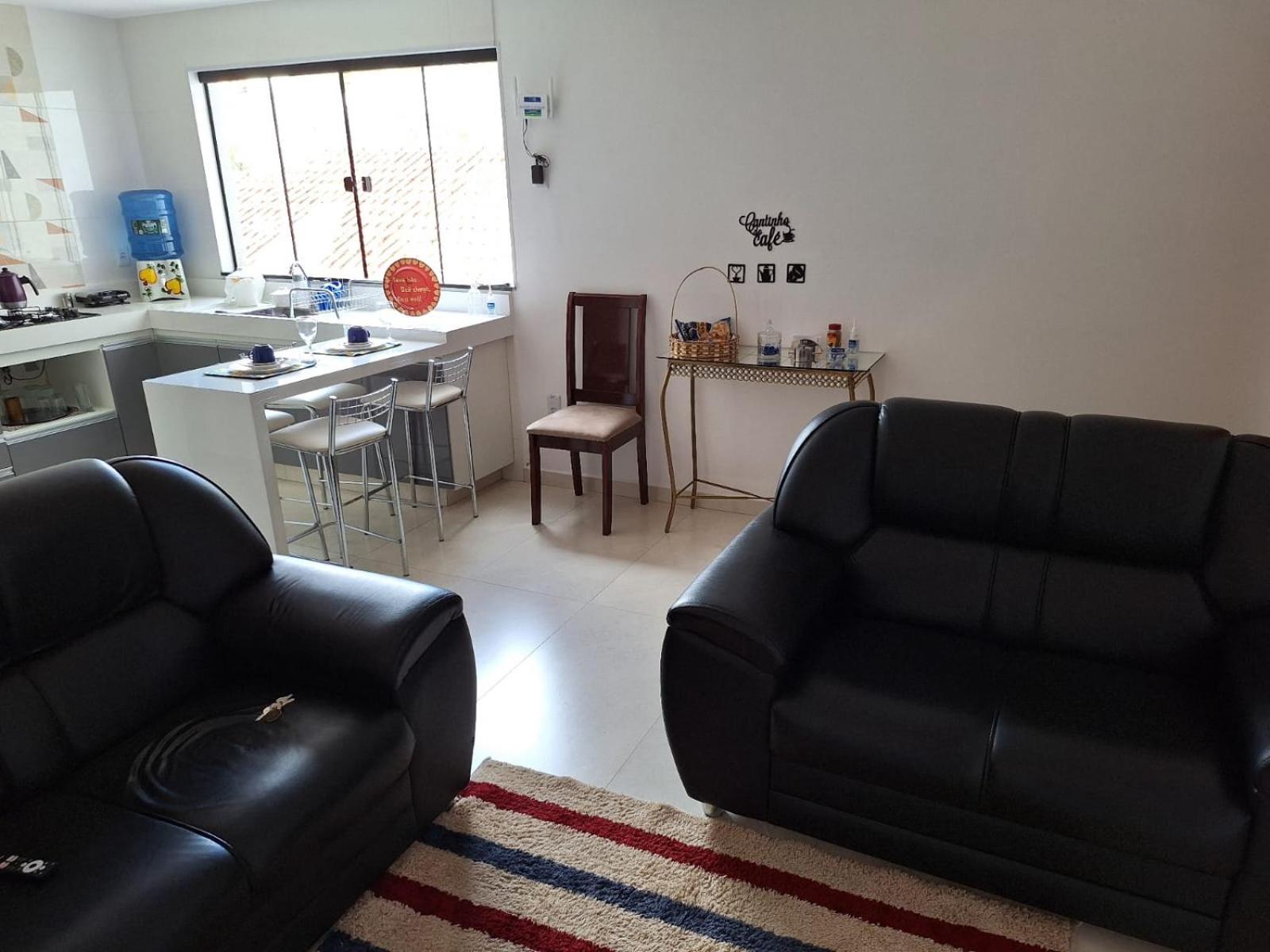 Jeito Mineiro, privacidade para família e grupos -2 quartos- melhor custo-benefício, garagem, sala com cozinha integrada, aconchegante, ambiente moderno e 