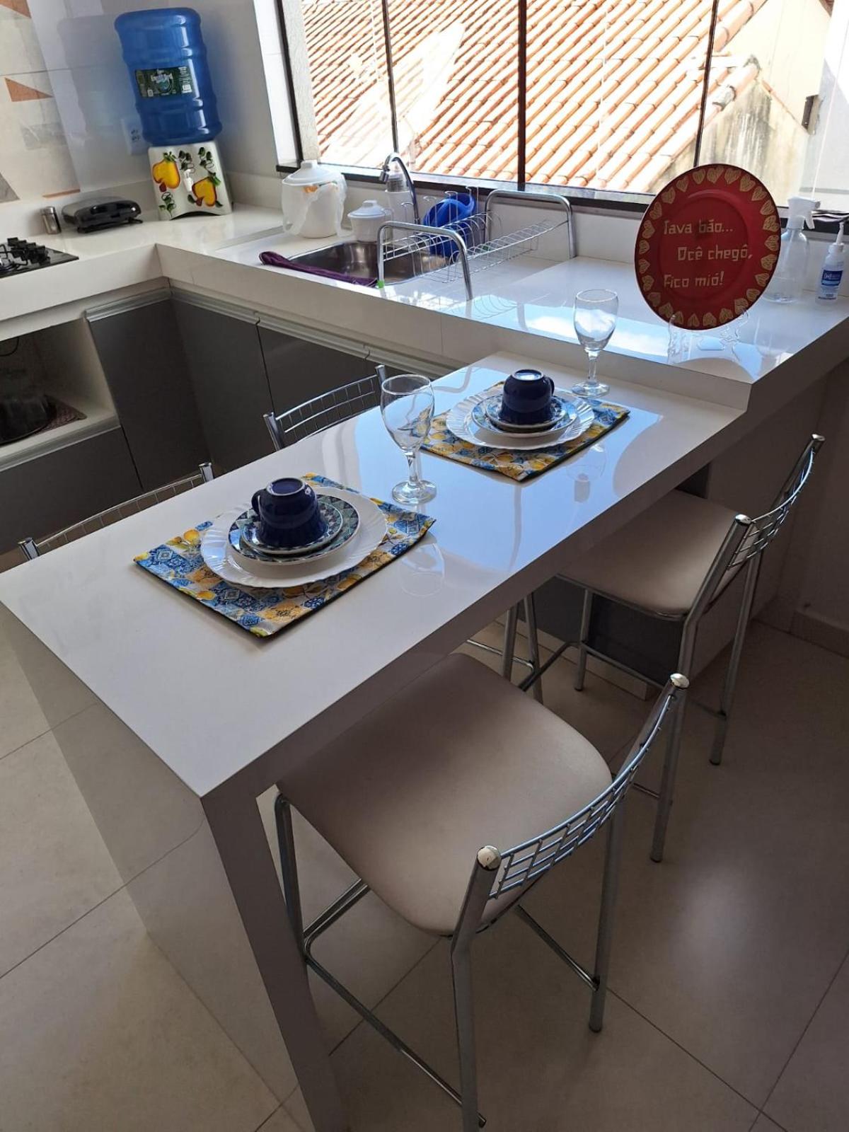 Jeito Mineiro, privacidade para família e grupos -2 quartos- melhor custo-benefício, garagem, sala com cozinha integrada, aconchegante, ambiente moderno e 
