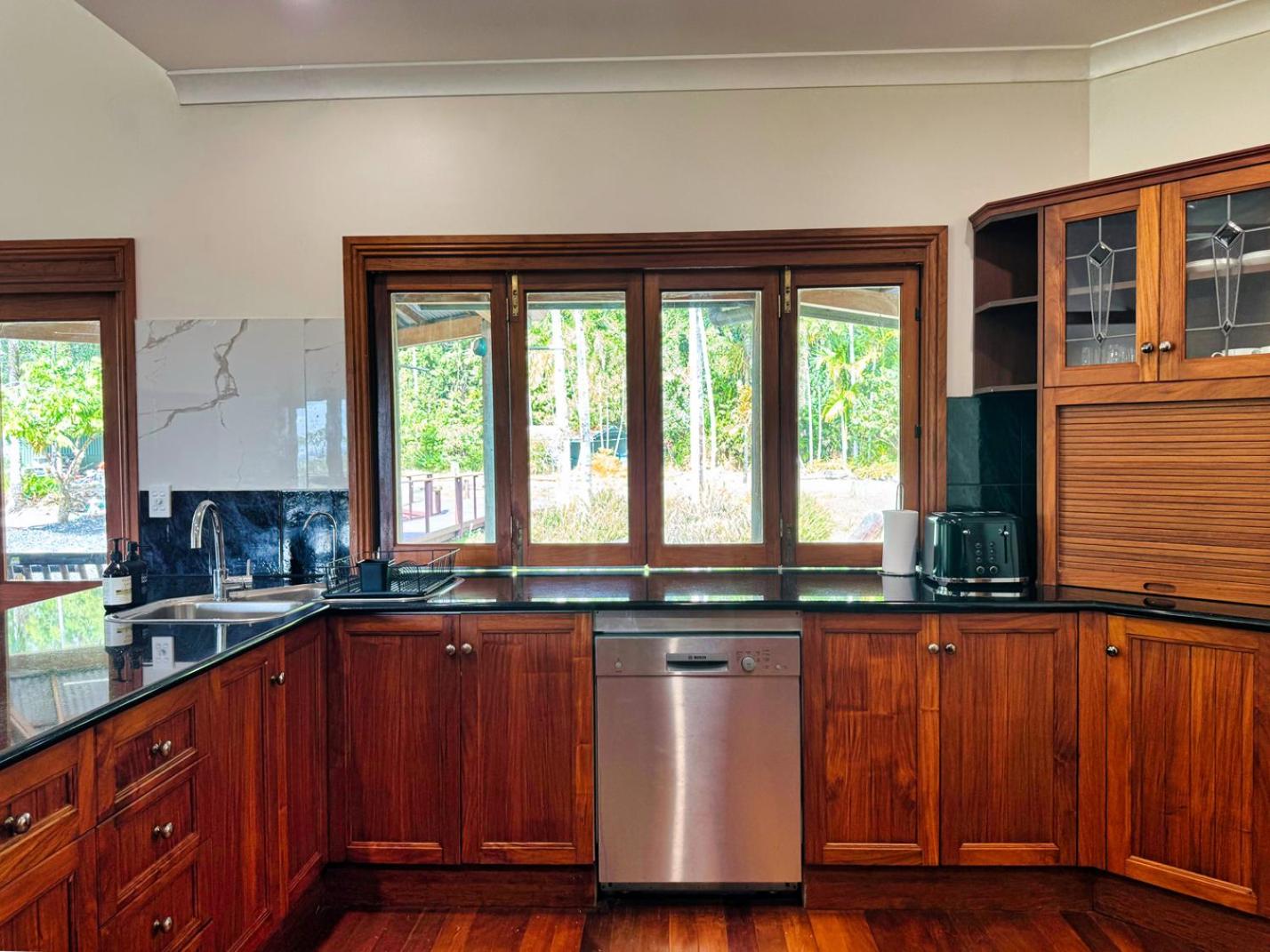Ahana Hillside - Scenic Stay Near Cairns