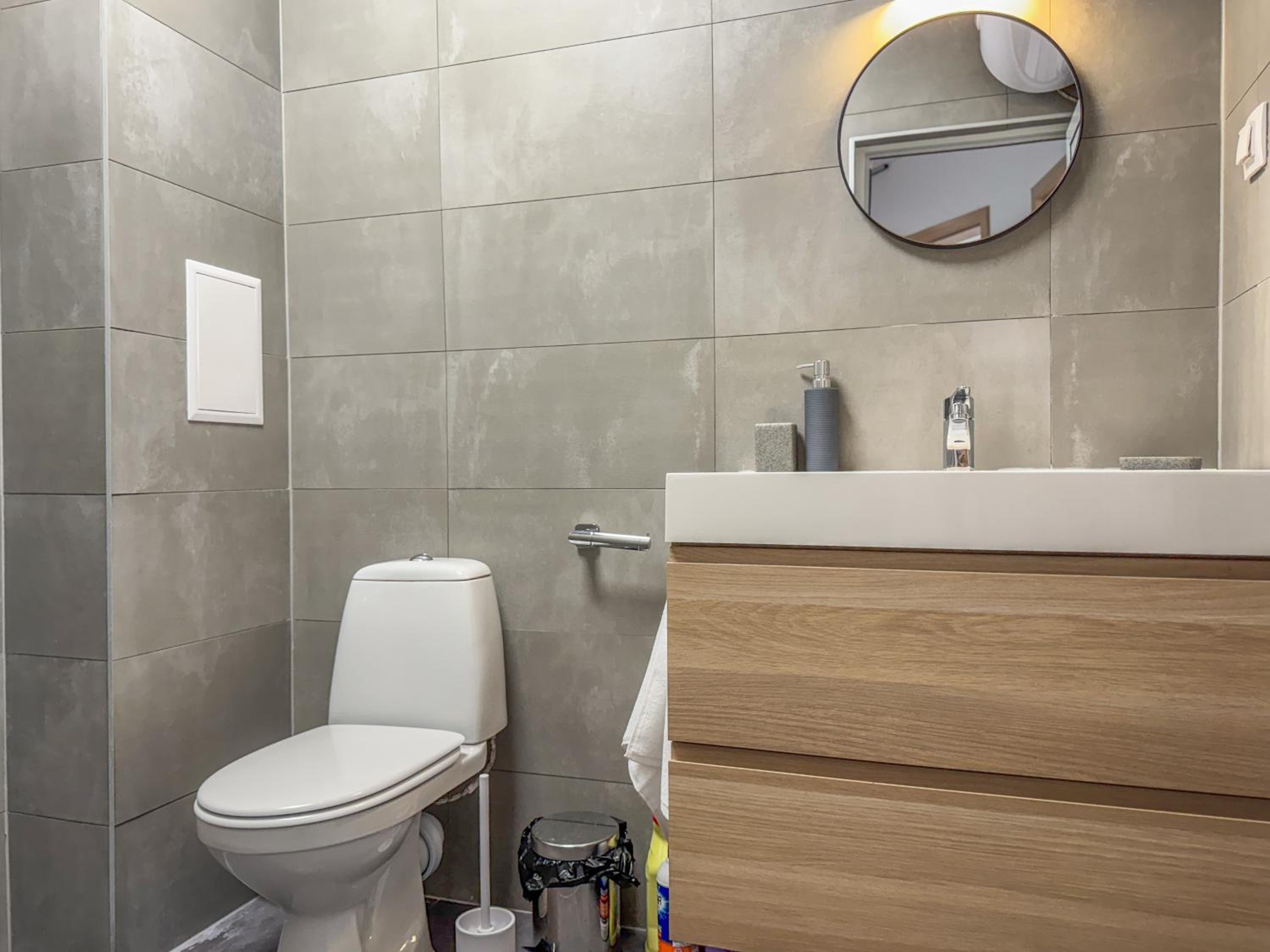1BR Apartment with a Designated Workspace, Free Street Parking and Free Gym Pass