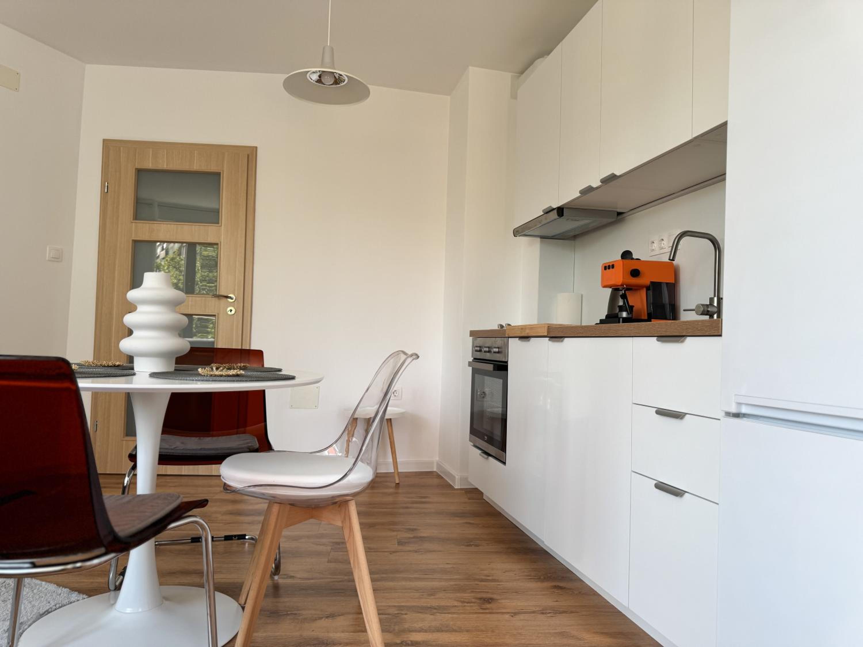 1BR Apartment with a Designated Workspace, Free Street Parking and Free Gym Pass