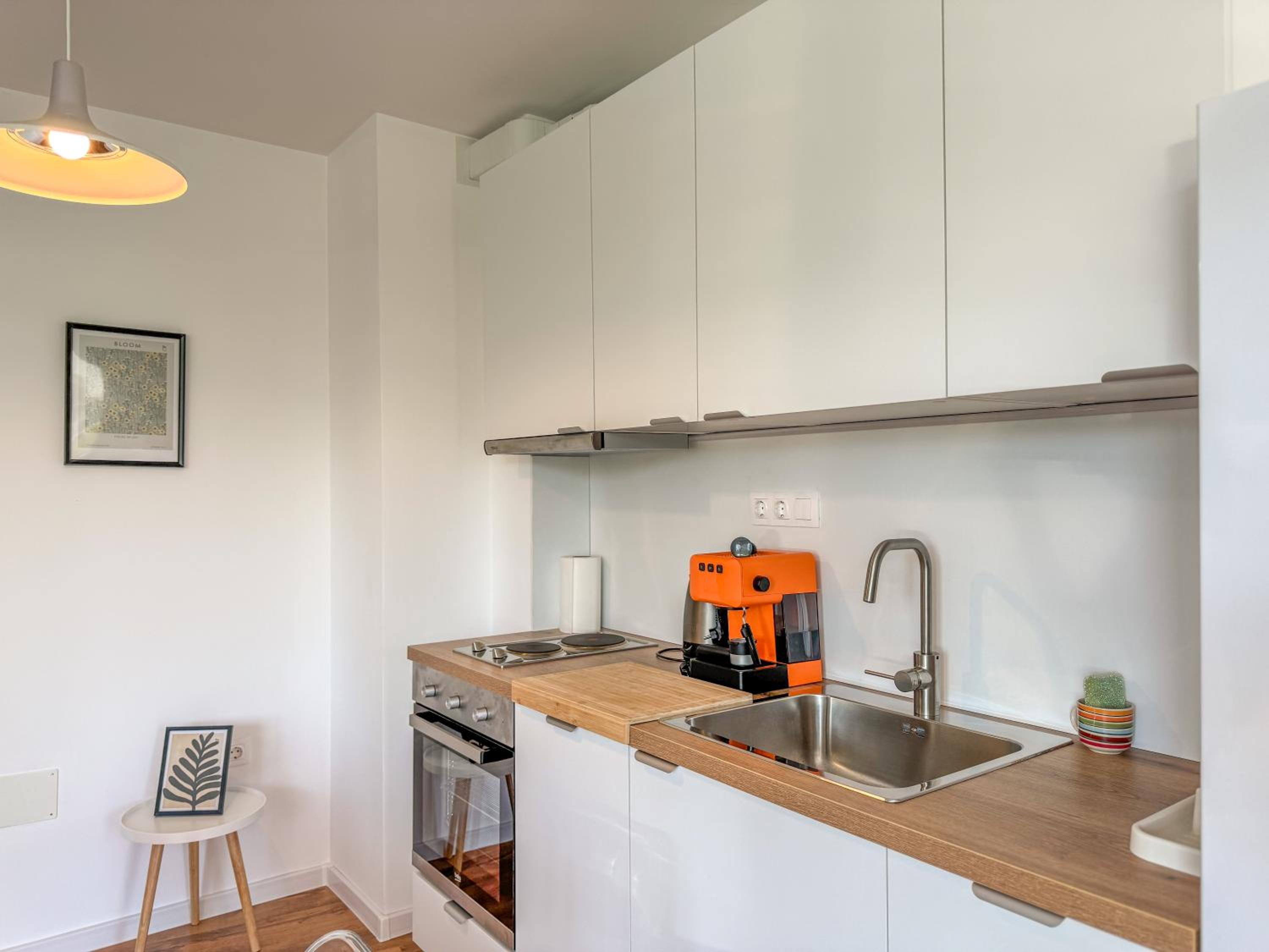 1BR Apartment with a Designated Workspace, Free Street Parking and Free Gym Pass