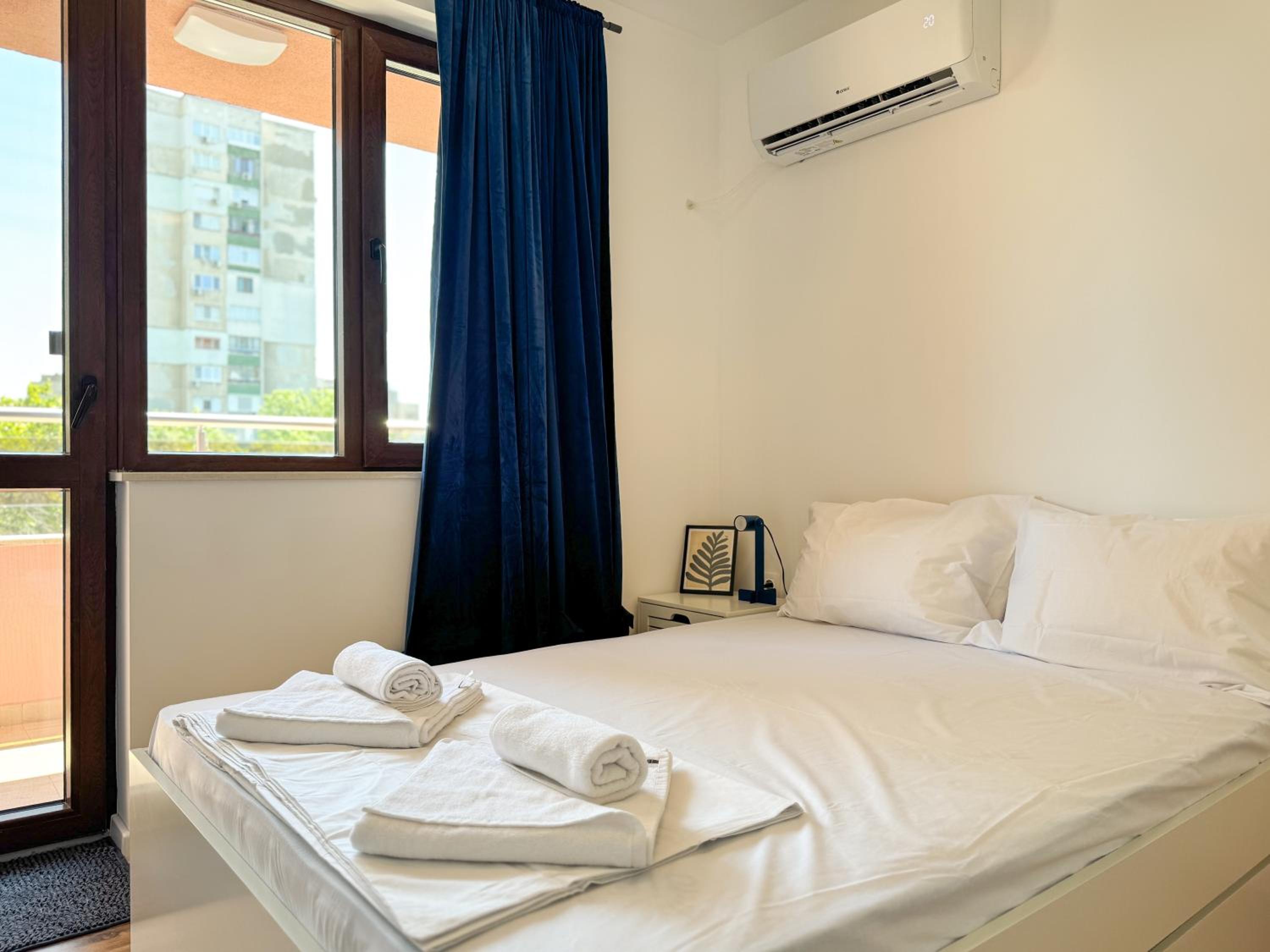 1BR Apartment with a Designated Workspace, Free Street Parking and Free Gym Pass