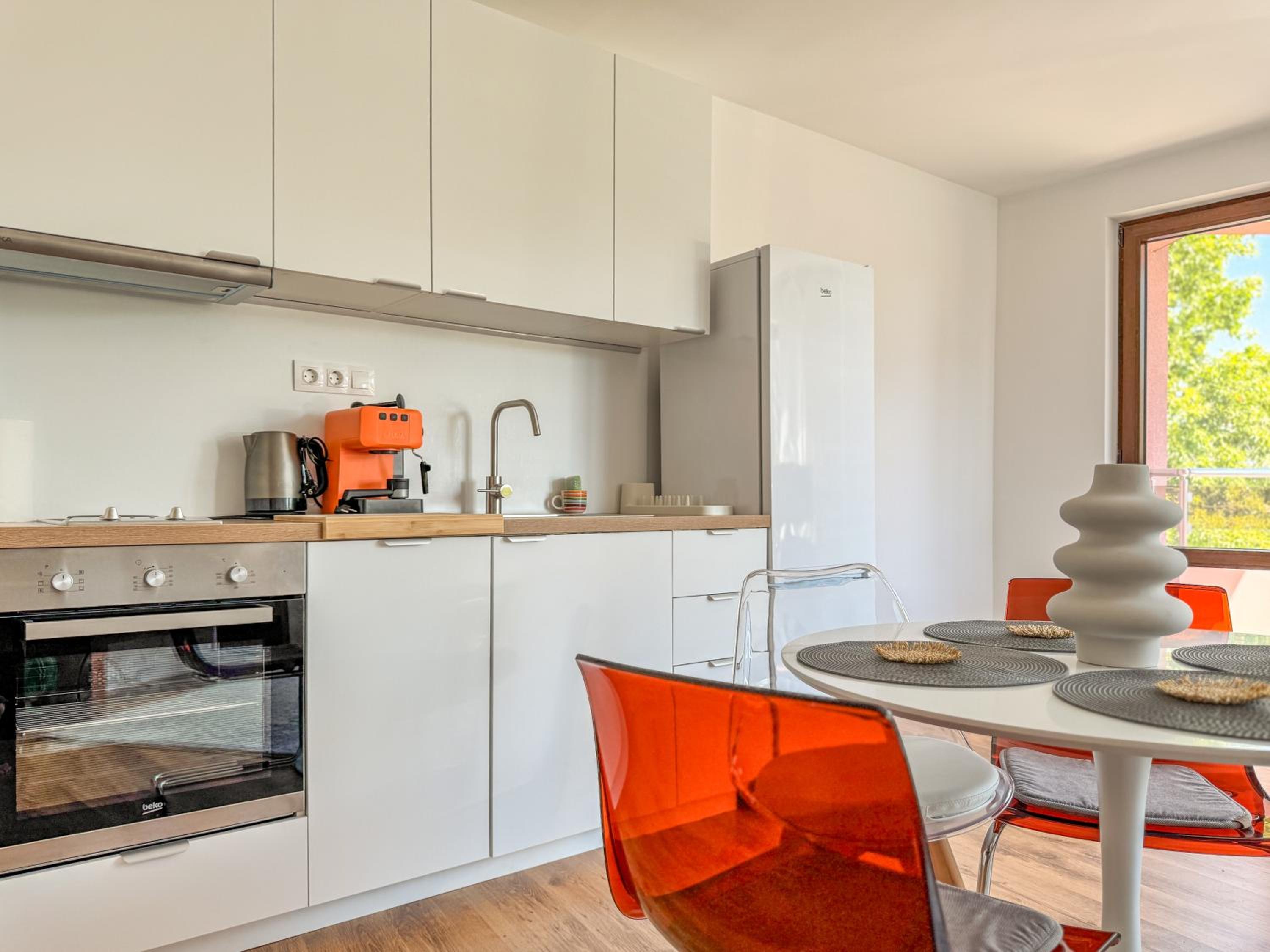 1BR Apartment with a Designated Workspace, Free Street Parking and Free Gym Pass