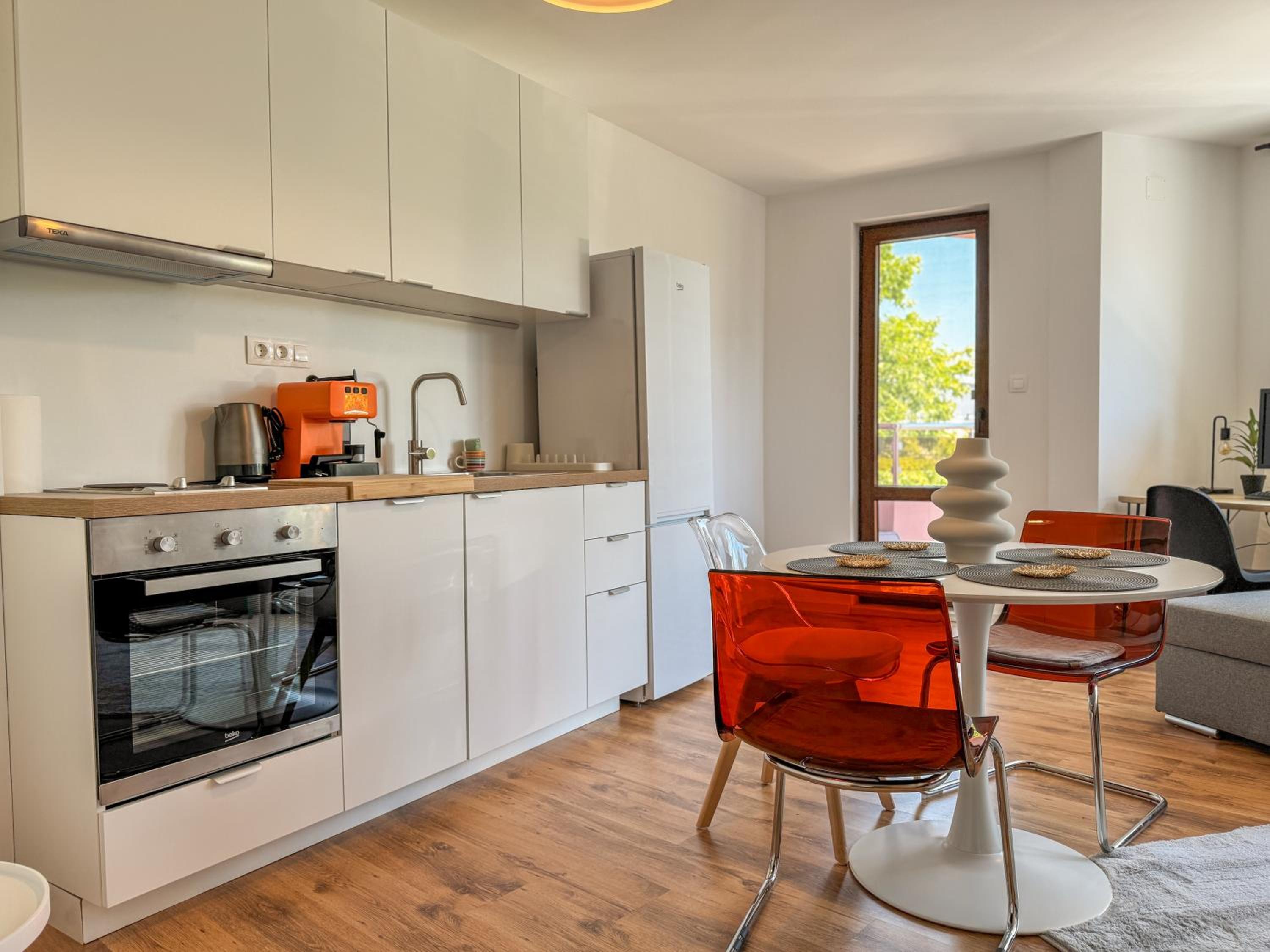 1BR Apartment with a Designated Workspace, Free Street Parking and Free Gym Pass