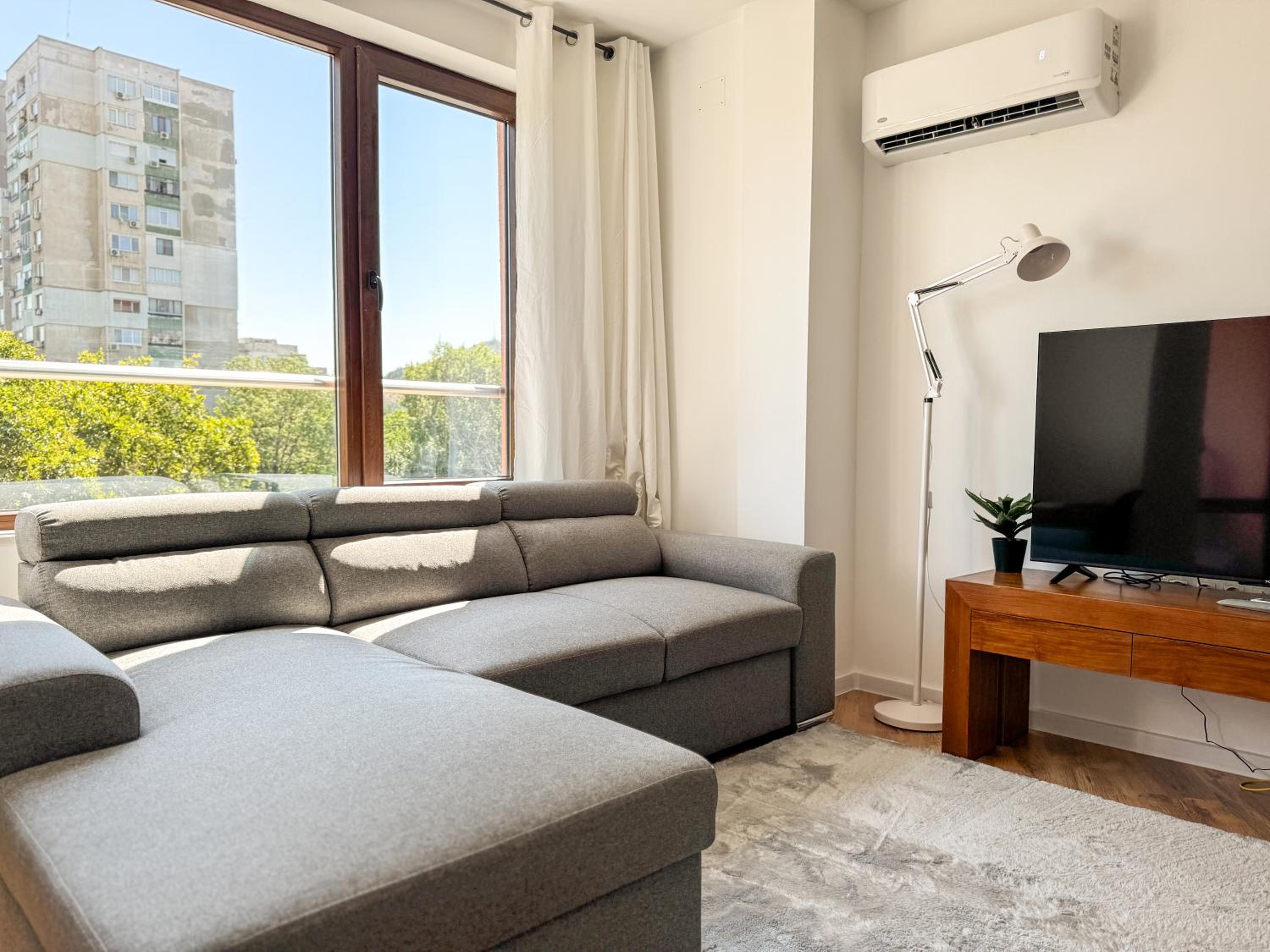 1BR Apartment with a Designated Workspace, Free Street Parking and Free Gym Pass