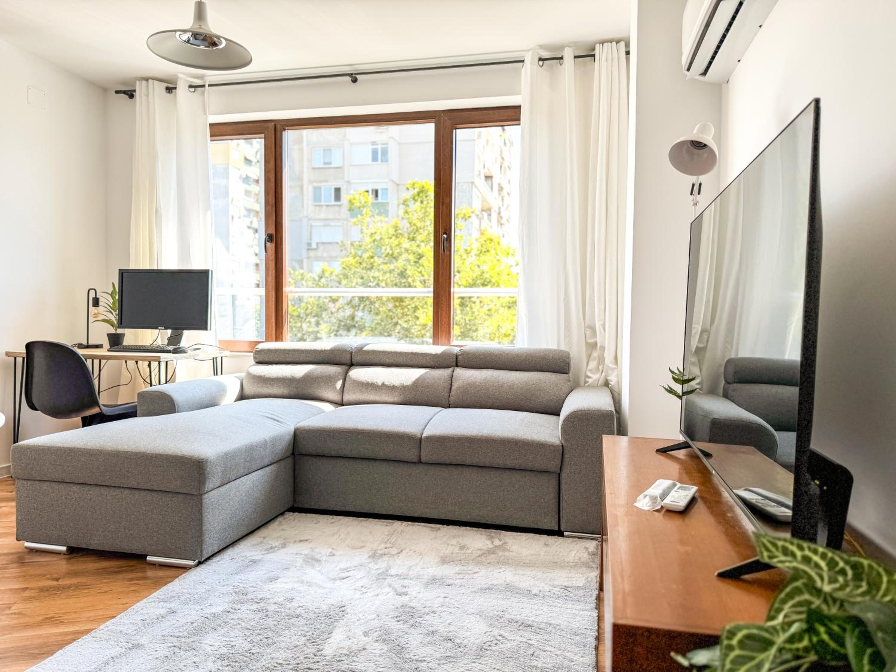 1BR Apartment with a Designated Workspace, Free Street Parking and Free Gym Pass