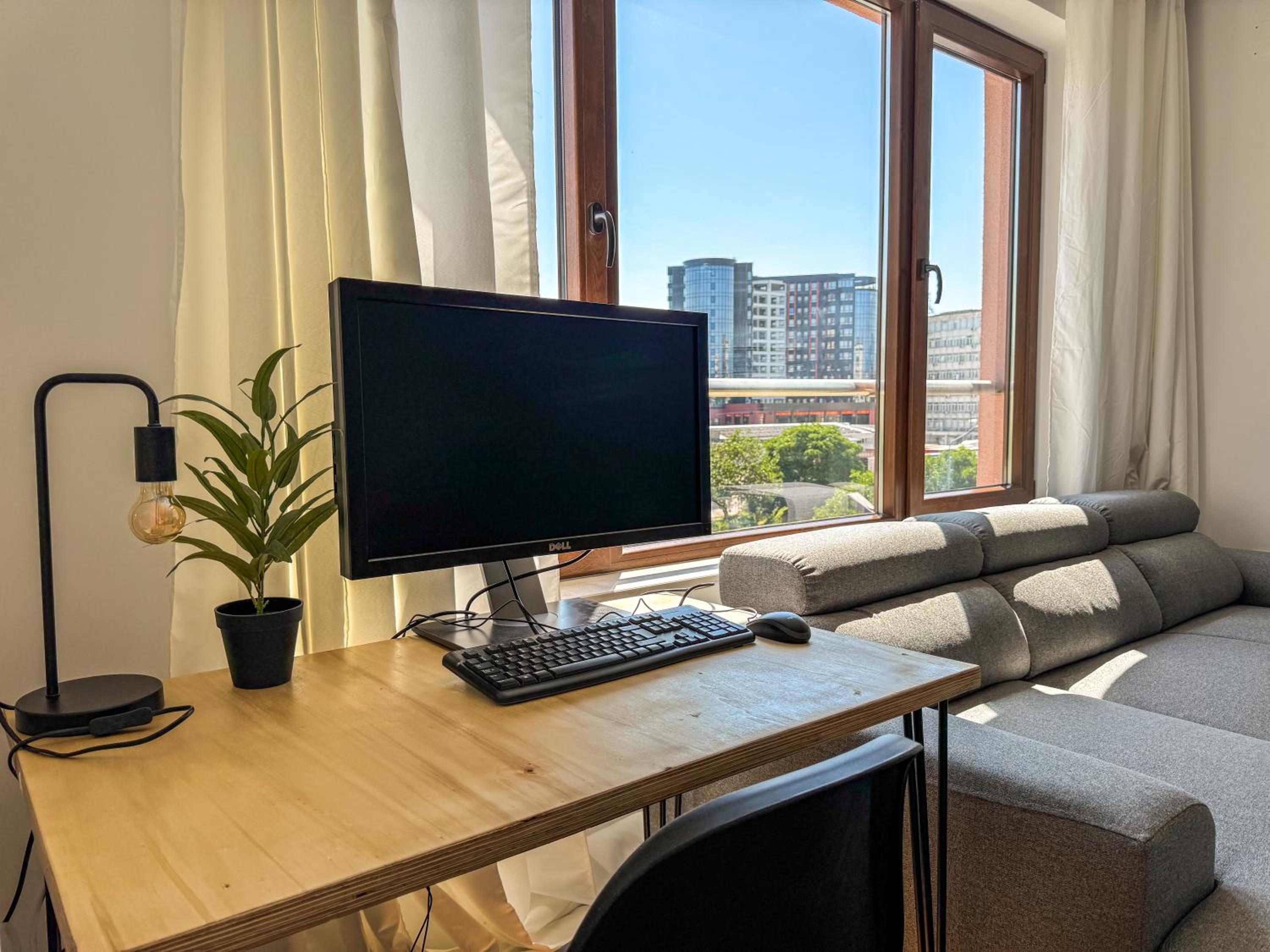 1BR Apartment with a Designated Workspace, Free Street Parking and Free Gym Pass