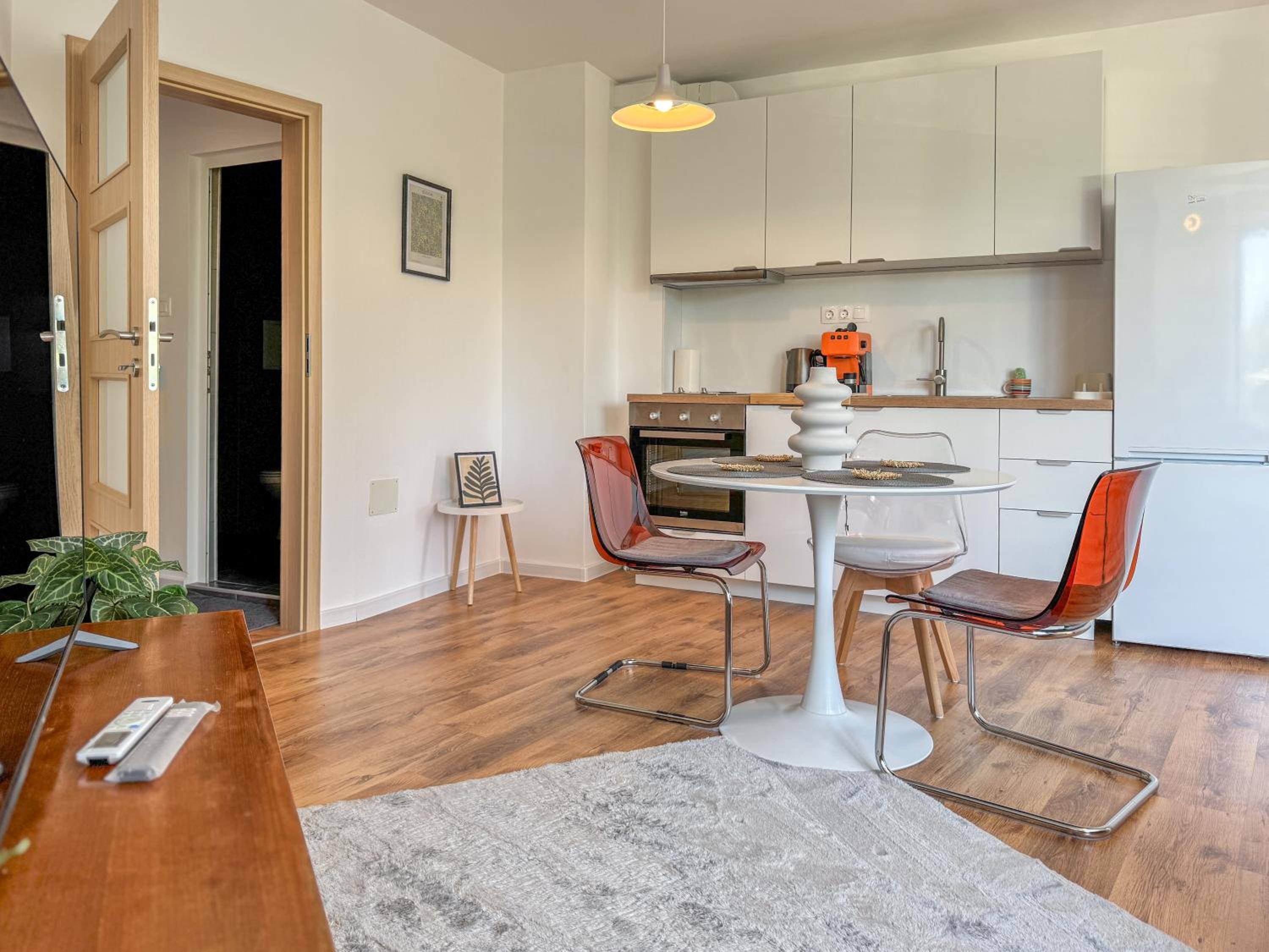 1BR Apartment with a Designated Workspace, Free Street Parking and Free Gym Pass