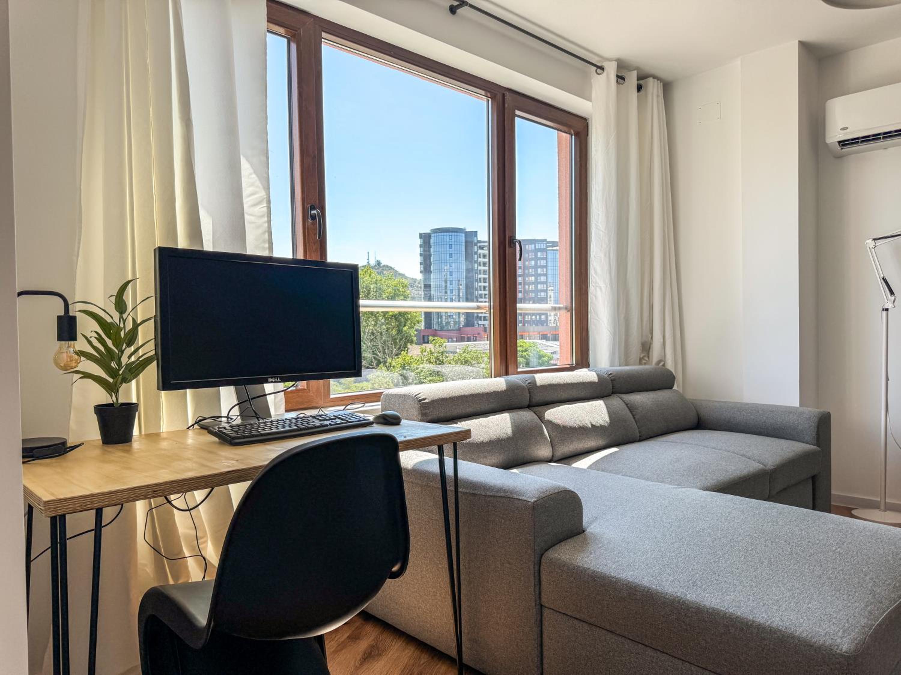 1BR Apartment with a Designated Workspace, Free Street Parking and Free Gym Pass
