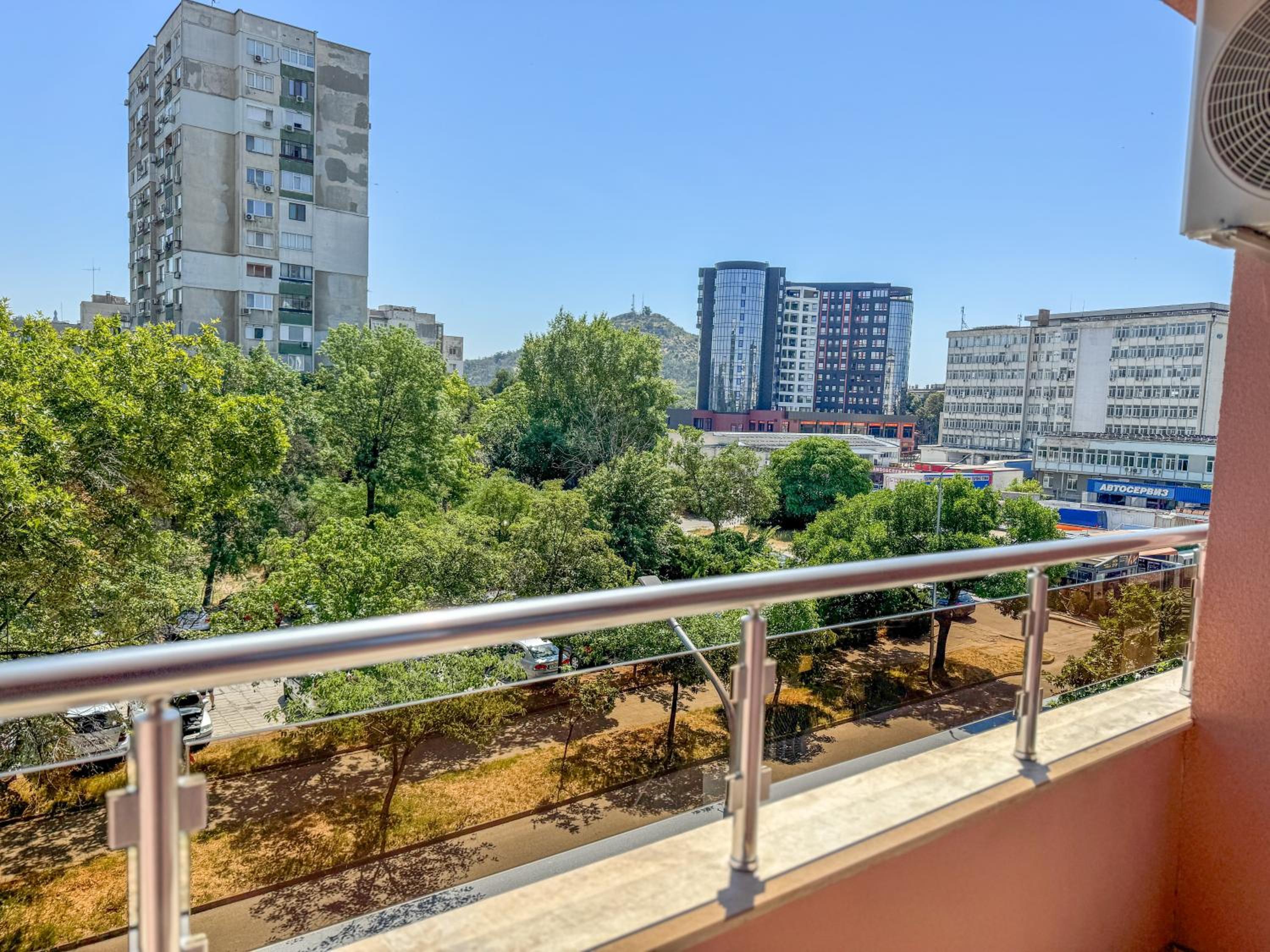 1BR Apartment with a Designated Workspace, Free Street Parking and Free Gym Pass