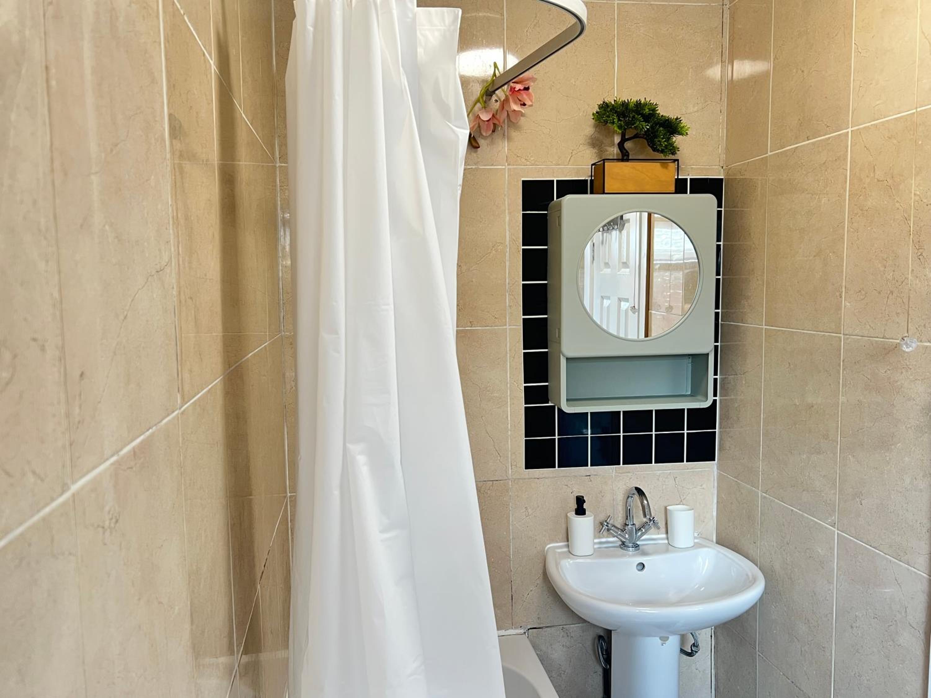 Contractors!, Available in June, 2BR Flat, Free Parking, Fast WIFI