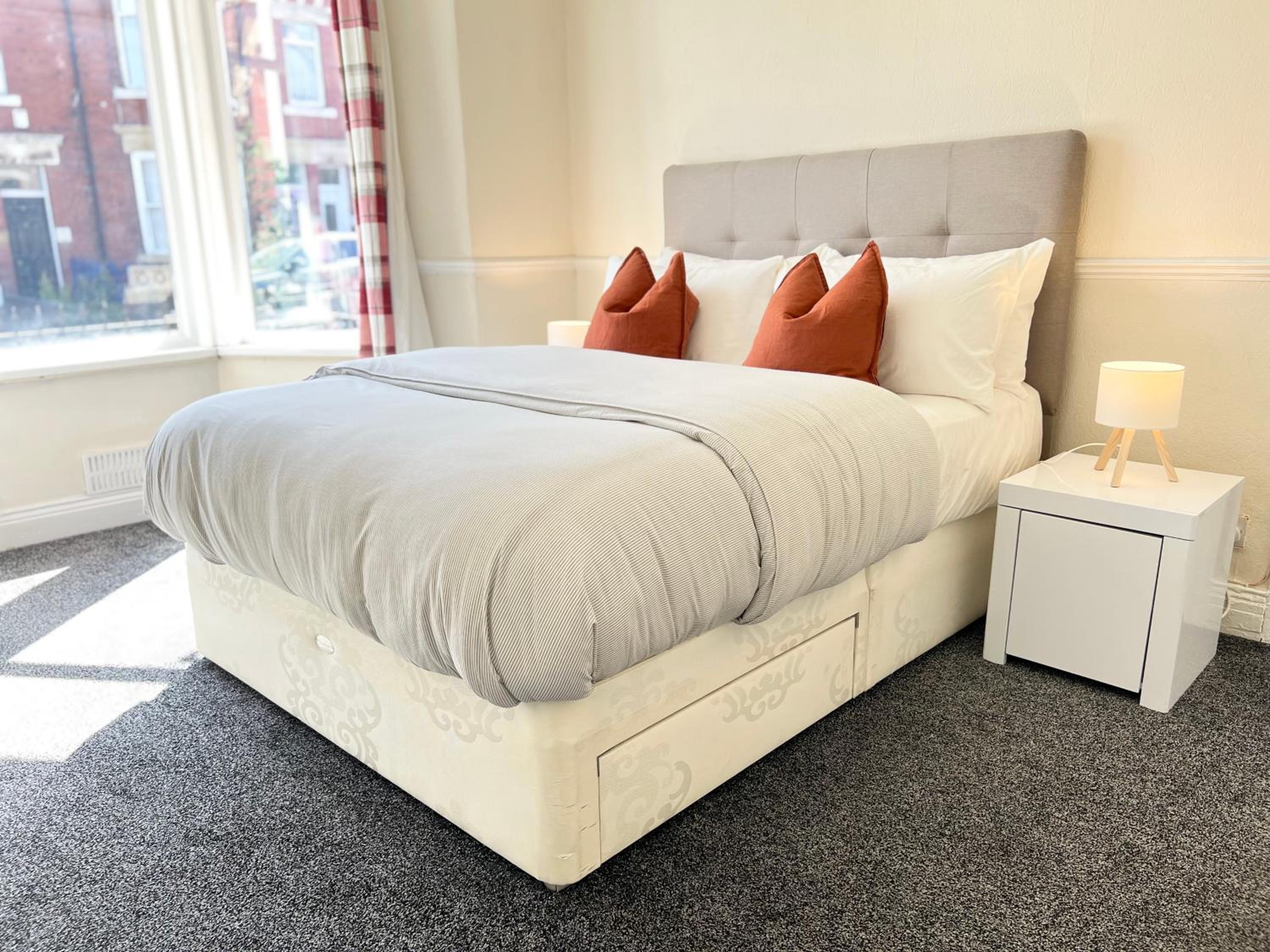 Contractors!, Available in June, 2BR Flat, Free Parking, Fast WIFI