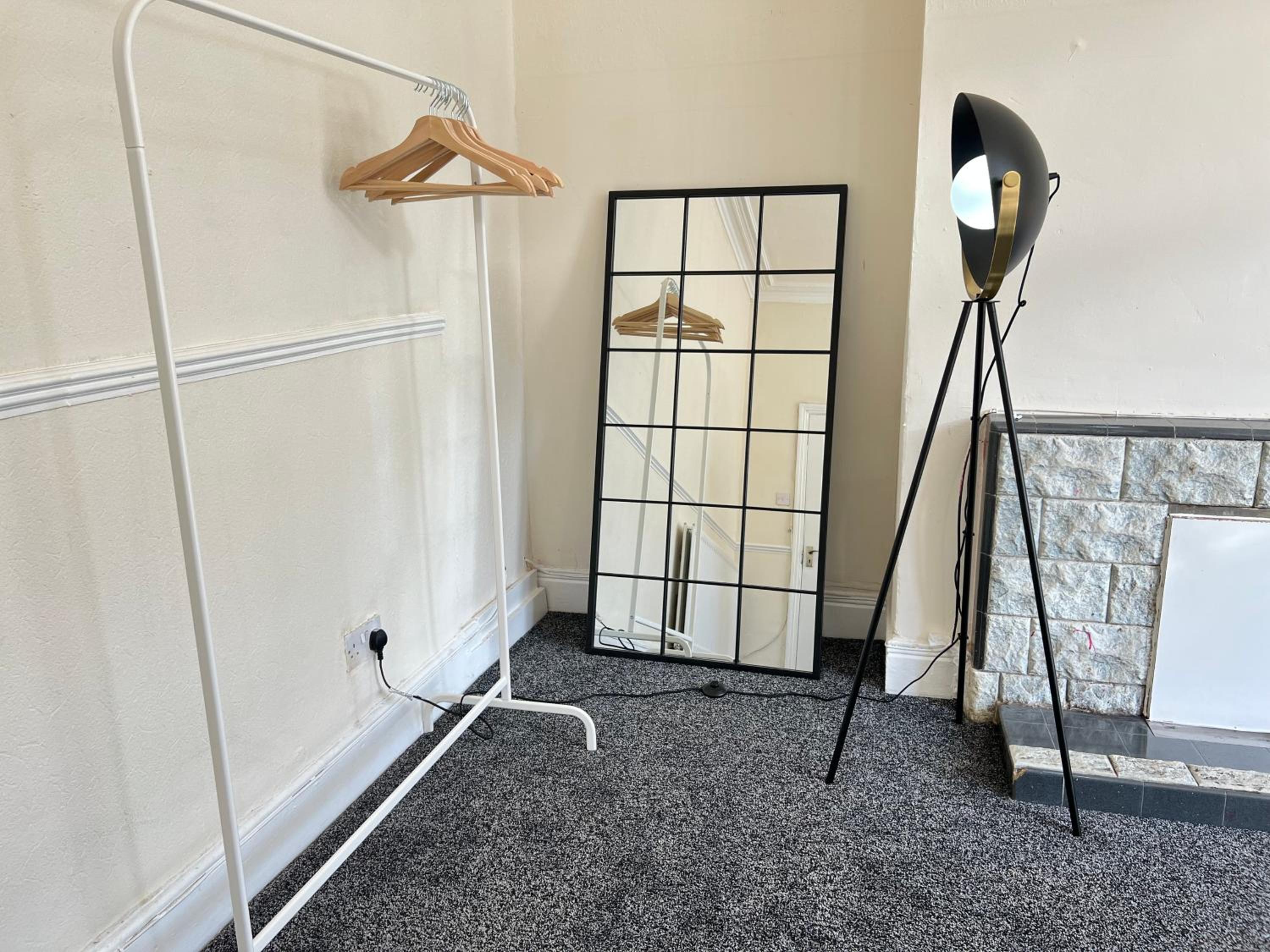 Contractors!, Available in June, 2BR Flat, Free Parking, Fast WIFI