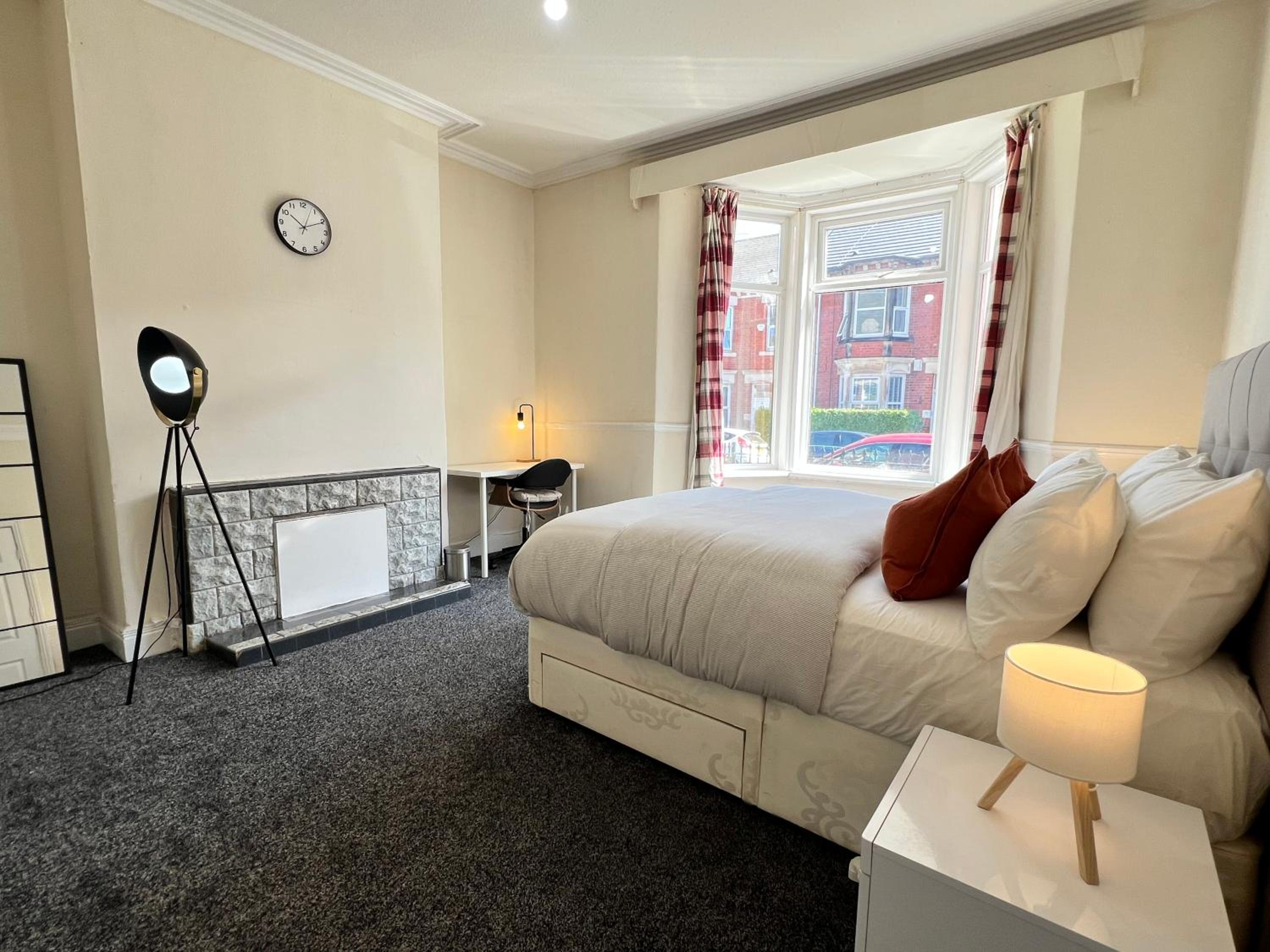 Contractors!, Available in June, 2BR Flat, Free Parking, Fast WIFI