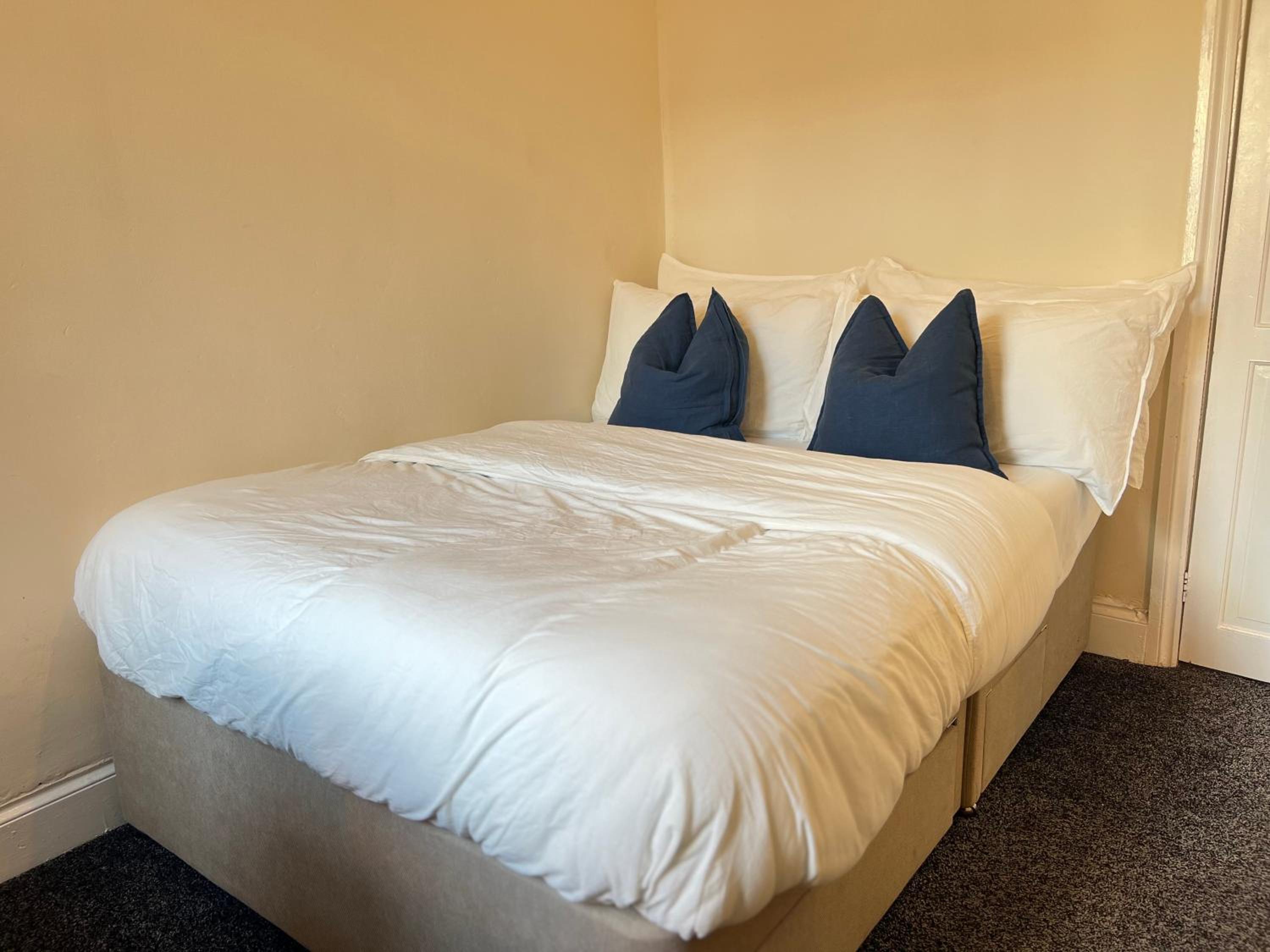 Contractors!, Available in June, 2BR Flat, Free Parking, Fast WIFI
