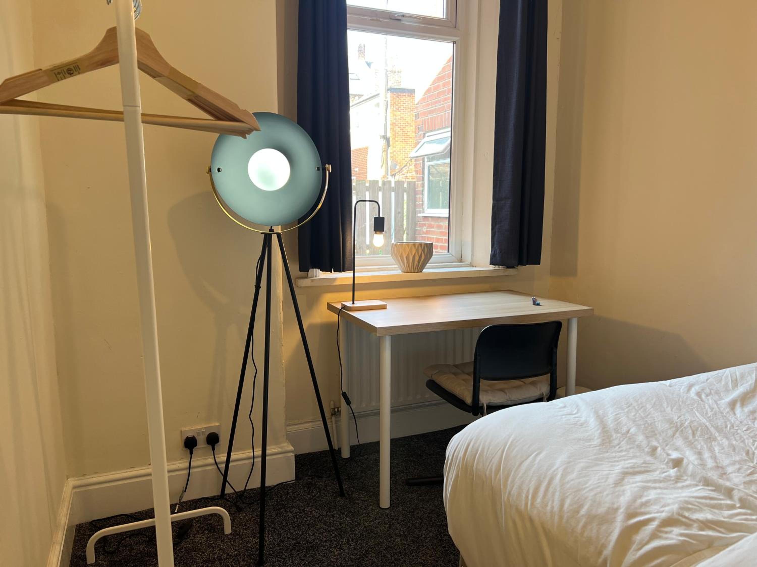 Contractors!, Available in June, 2BR Flat, Free Parking, Fast WIFI