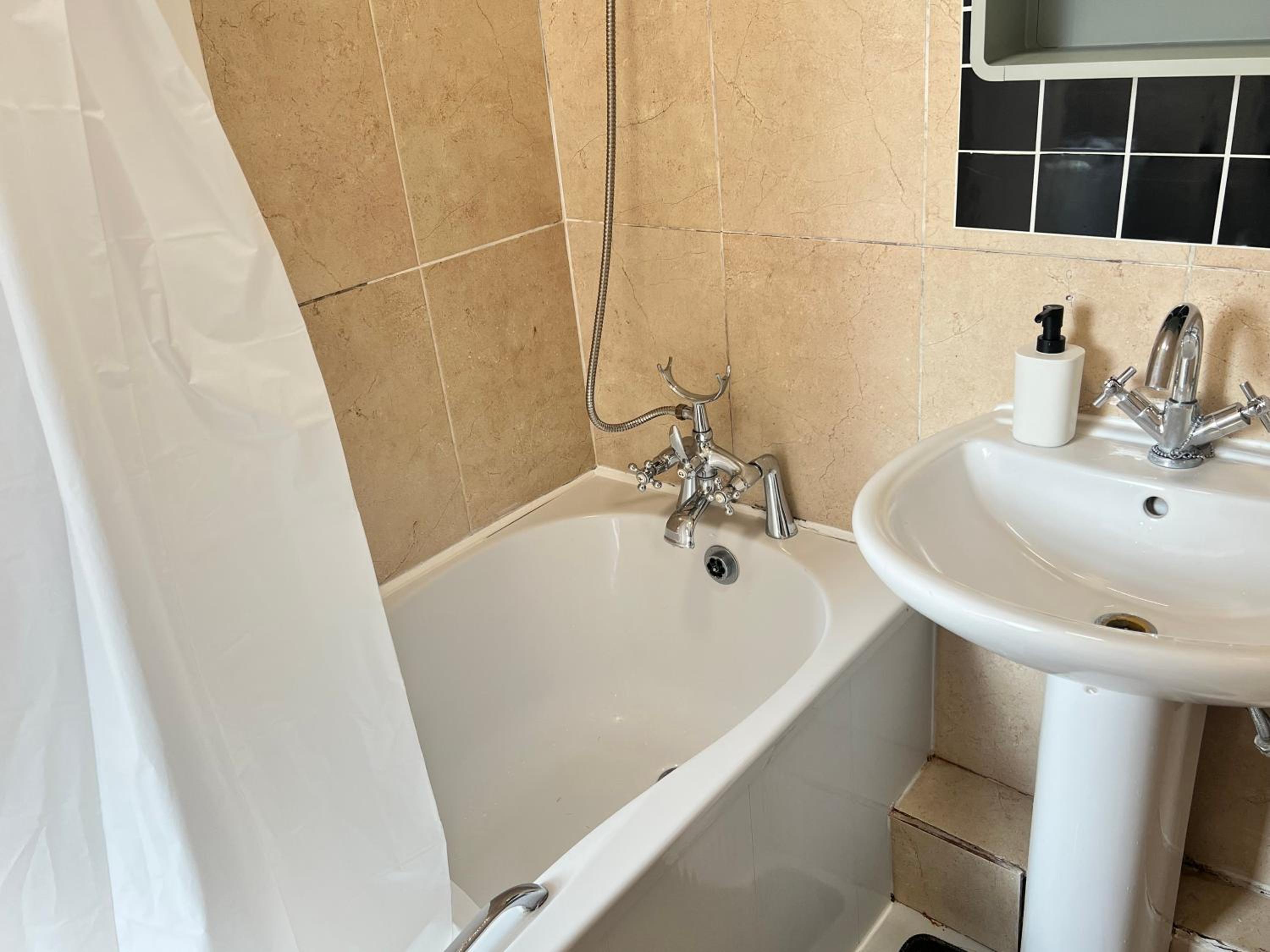 Contractors!, Available in June, 2BR Flat, Free Parking, Fast WIFI