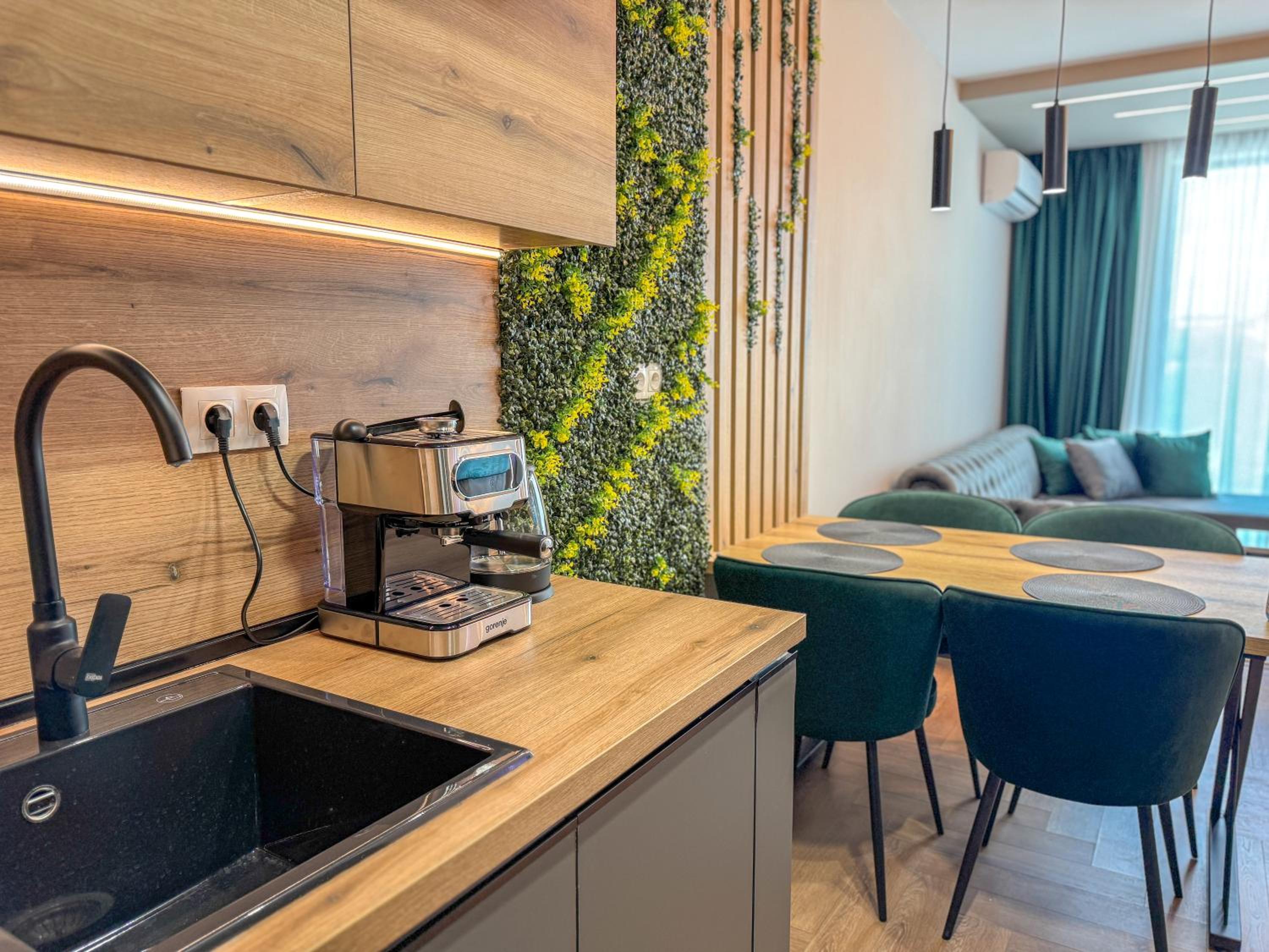 1BR Modern Apartment 6mins to City Centre with FREE Street Parking and Gym Pass